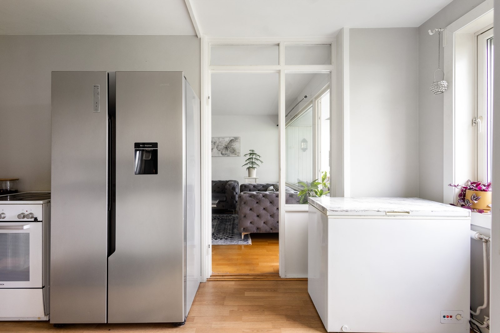 Kjøkkeninnredningen er fra byggeår, og med en antatt alder på over 60 år har den klart overskredet anbefalt brukstid. Galleribilde