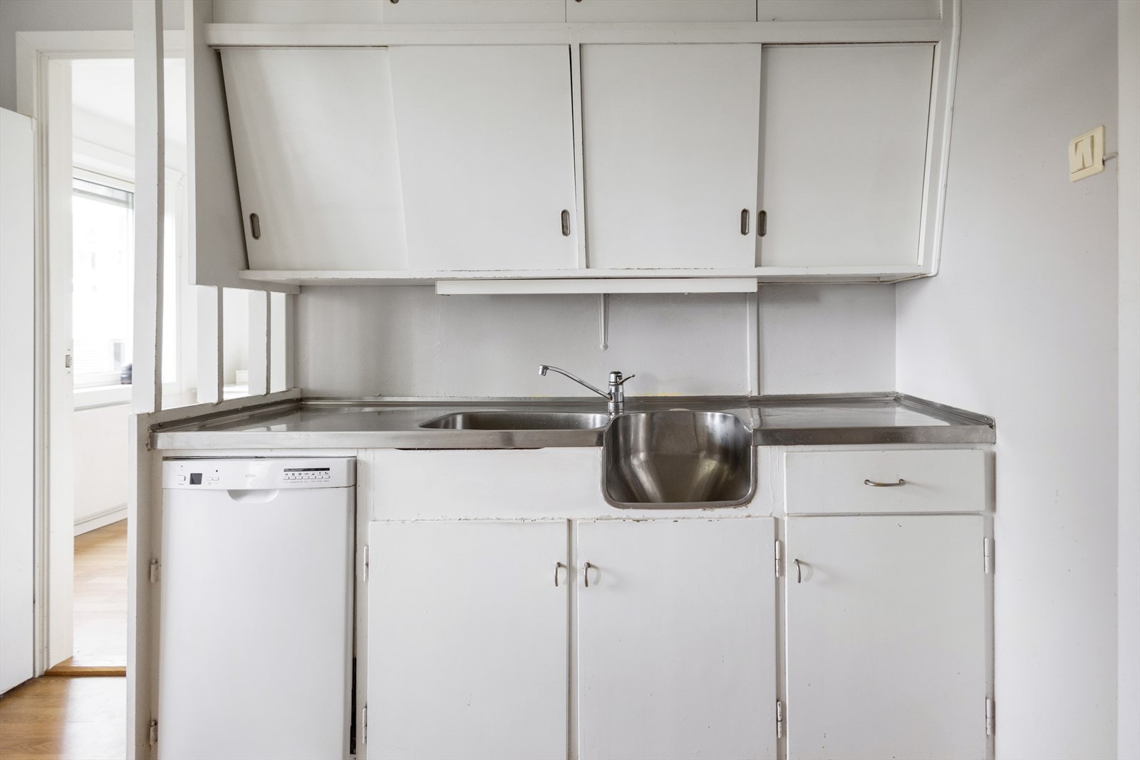 Hvitevarer består av frittstående kjøleskap, komfyr, oppvaskmaskin og mikrobølgeovn. Kjøkkenet har naturlig ventilasjon med ventil i yttervegg. Galleribilde