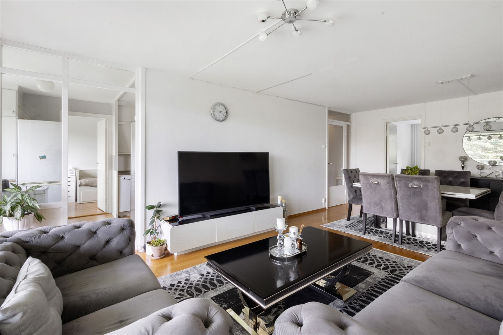 En stue hvor sofa og TV passer perfekt inn. Galleribilde