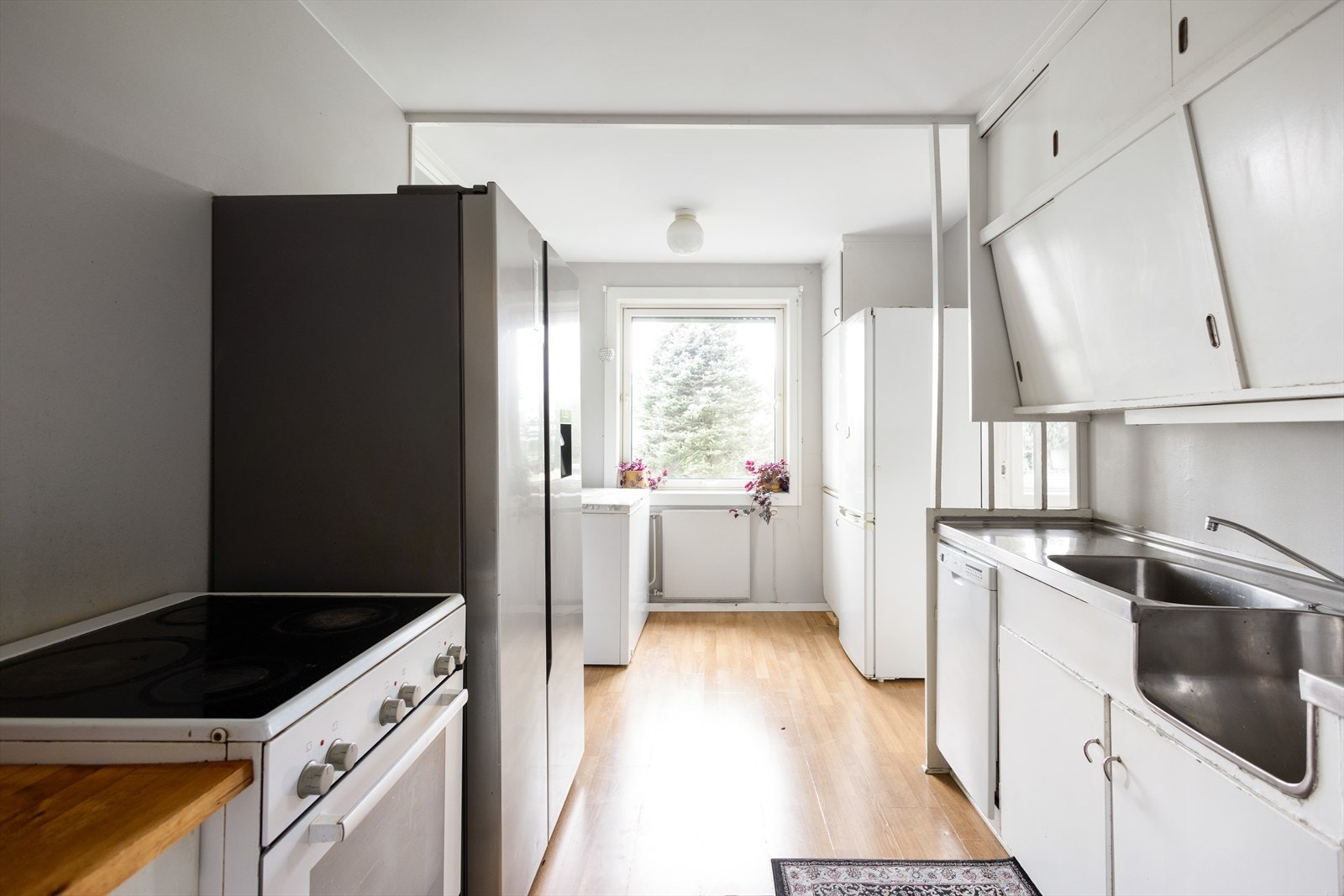 Kjøkkeninnredningen er fra byggeåret og består av over- og underskap med glatte, malte fronter. Galleribilde