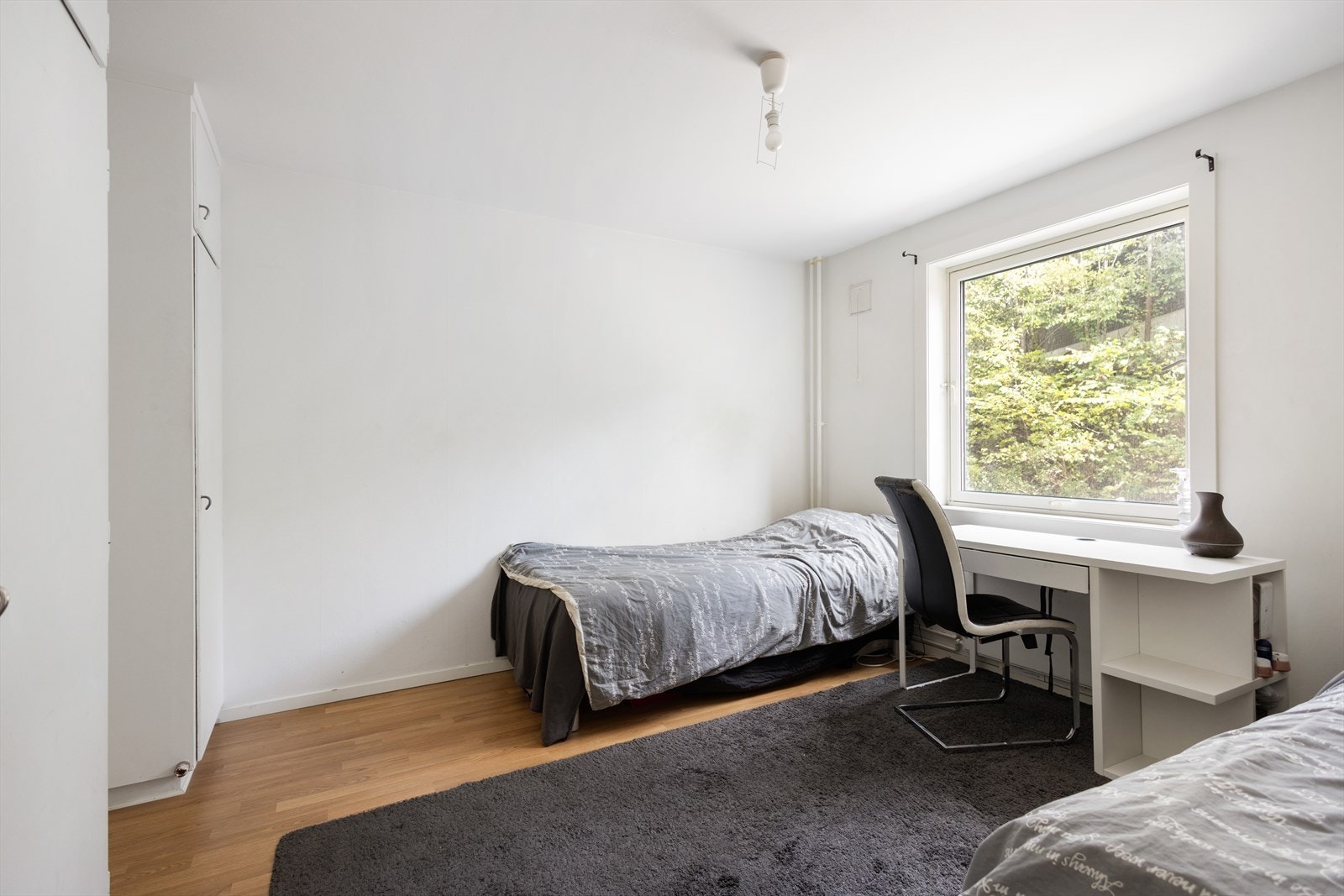 God plass til garderobeløsning og kontor. Galleribilde