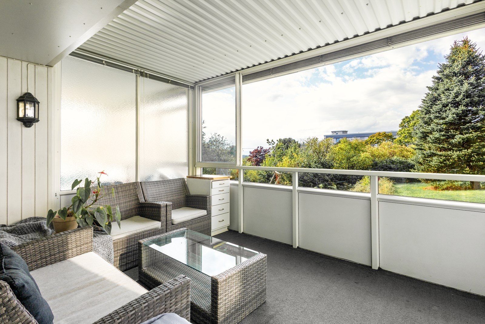 Innglasset balkong på 10 kvm - et lunt og skjermet uterom som kan brukes året rundt. Galleribilde