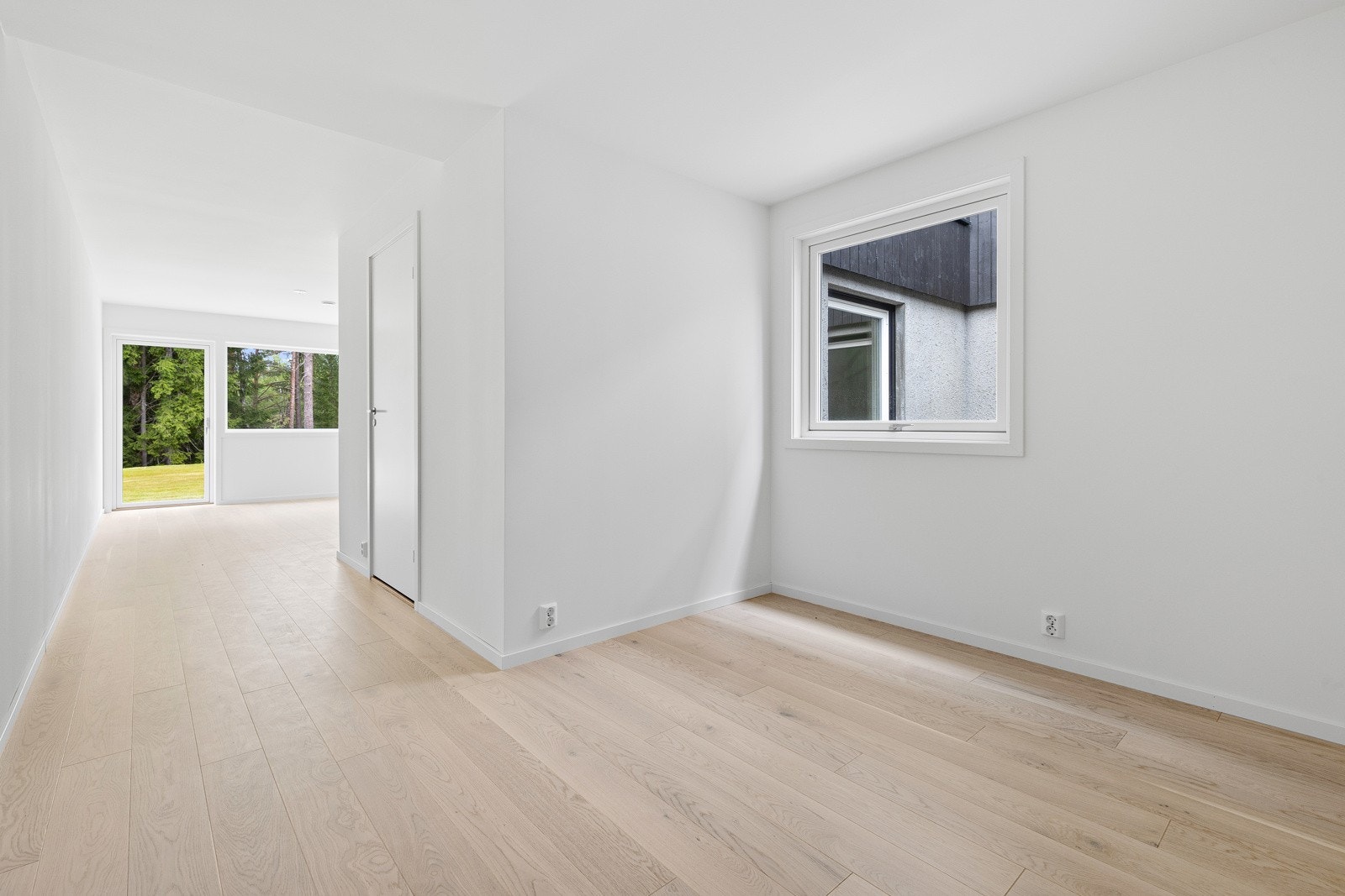 Rommet har god plass til dobbeltseng og oppbevaringsløsninger Galleribilde