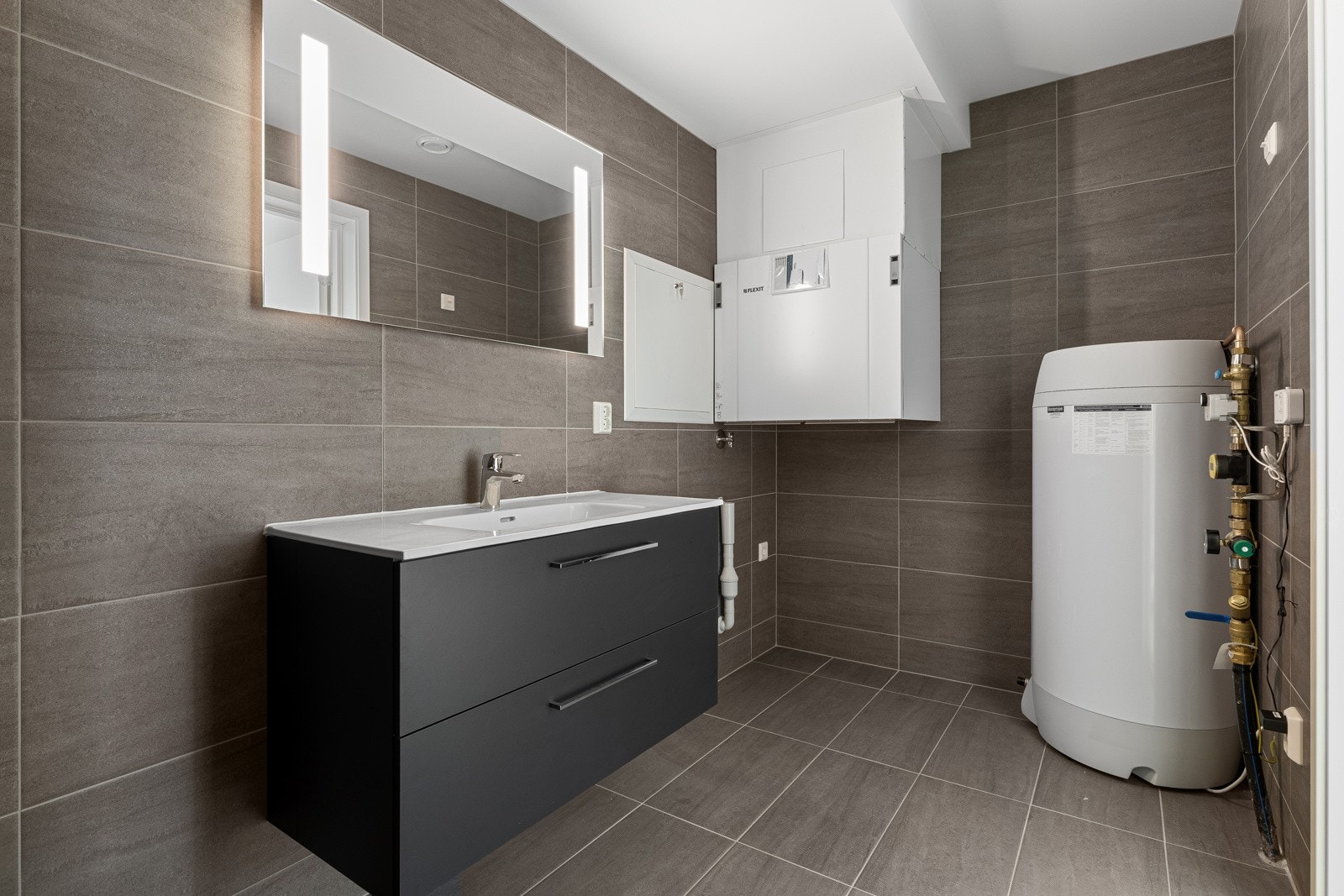 I underetasjen ligger et bad/vaskerom/teknisk rom Galleribilde