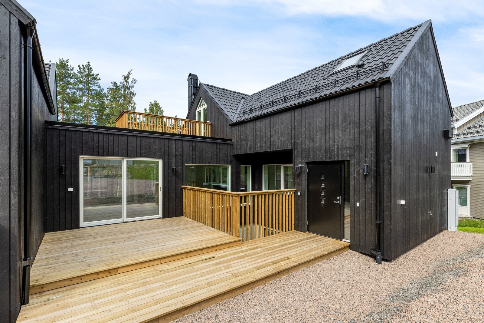 Terrassen har god plass utemøblement og er en herlig forlengelse av stuen i sommerhalvåret Galleribilde