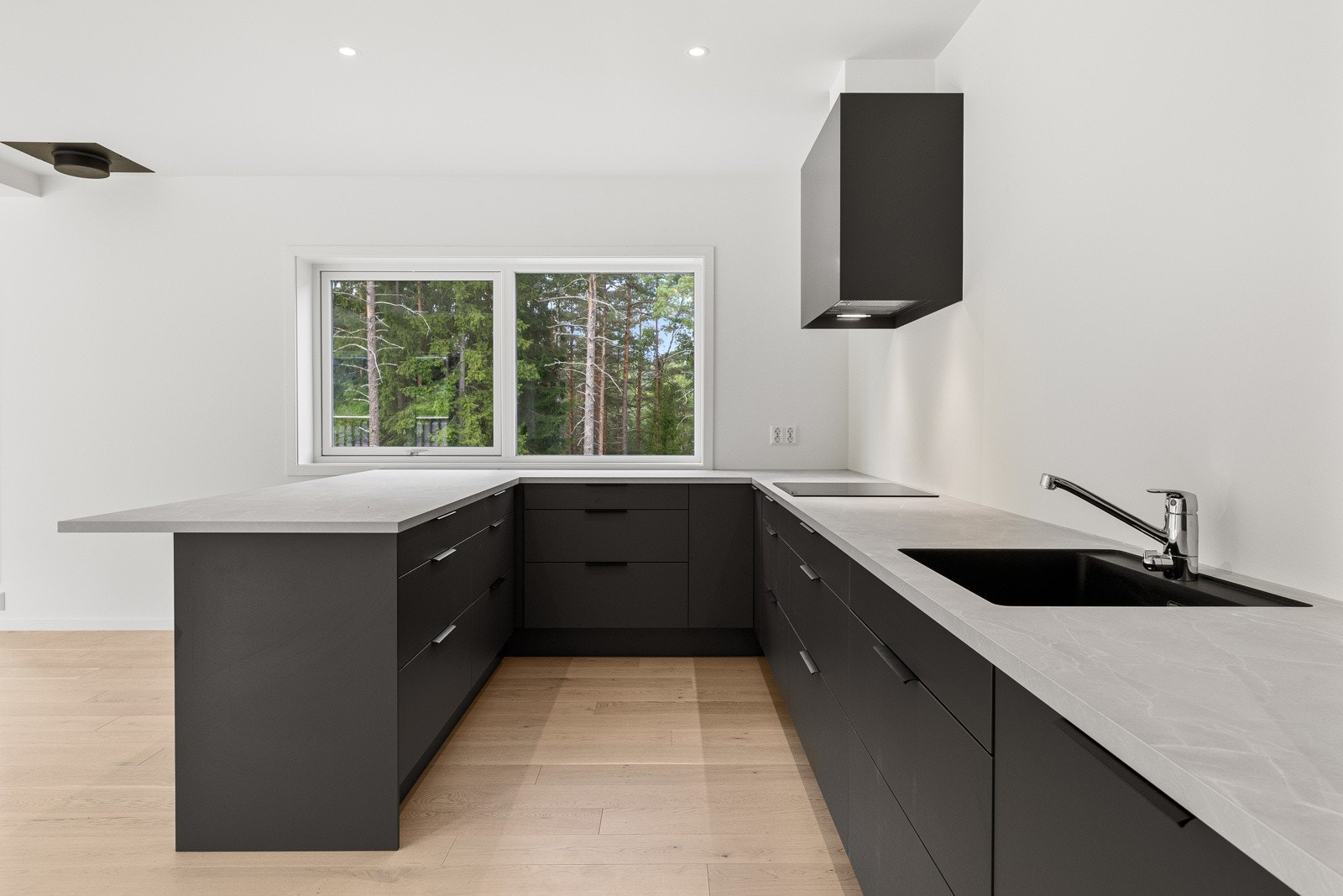 Kjøkkenet er formet i hestesko som gir ekstra spillerom, samt sitte- og lagringsplass. Med dette blir kjøkkenet en sosial sone og boligens midtpunkt Galleribilde