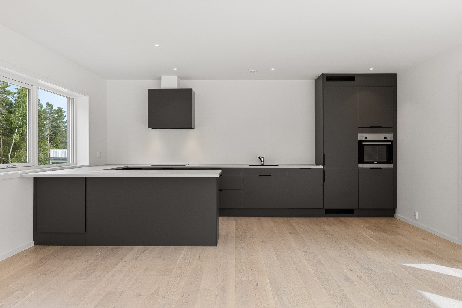 Platetopp, stekeovn, oppvaskmaskin og kjøl/frys er integrert i innredningen. Alle integrerte hvitevarer på kjøkkenet medfølger i handelen Galleribilde