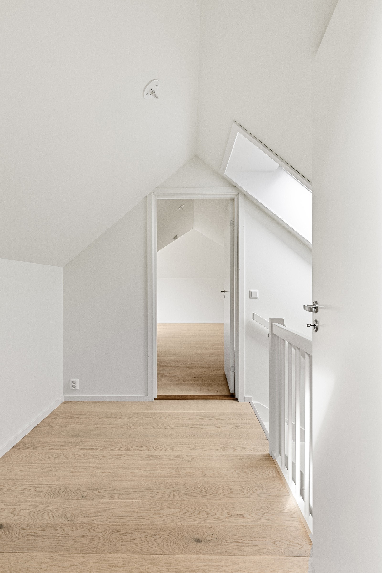 Andre etasje inneholder: Trapperom, soverom/stue og bad Galleribilde