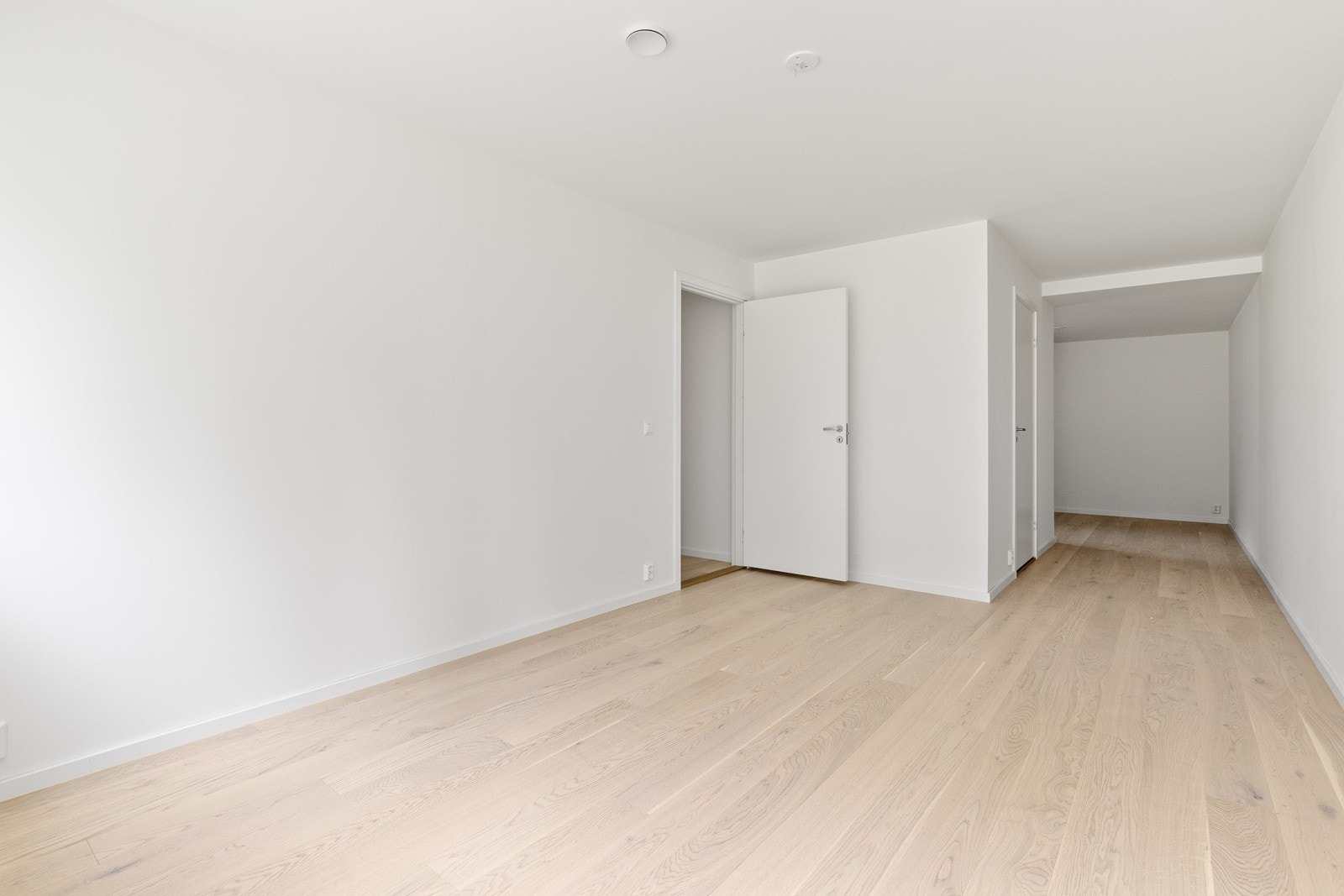 Soverom III. Bildet er eldre og avviker fra dagens løsning. Det er montert en kjøkkeninnredning som i dag blokkerer døren inn til hovedenheten Galleribilde