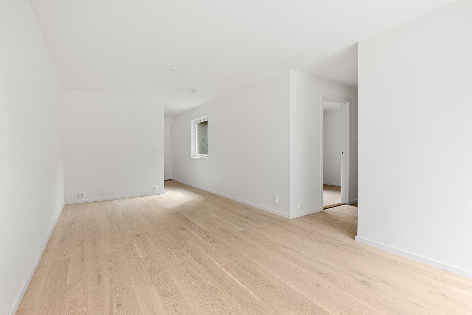 Stuen i kjelleren er romslig og har god plass til diverse møblement Galleribilde