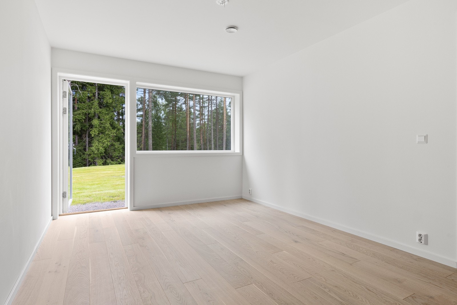 Fra rommet er det direkte adkomst til hagen Galleribilde