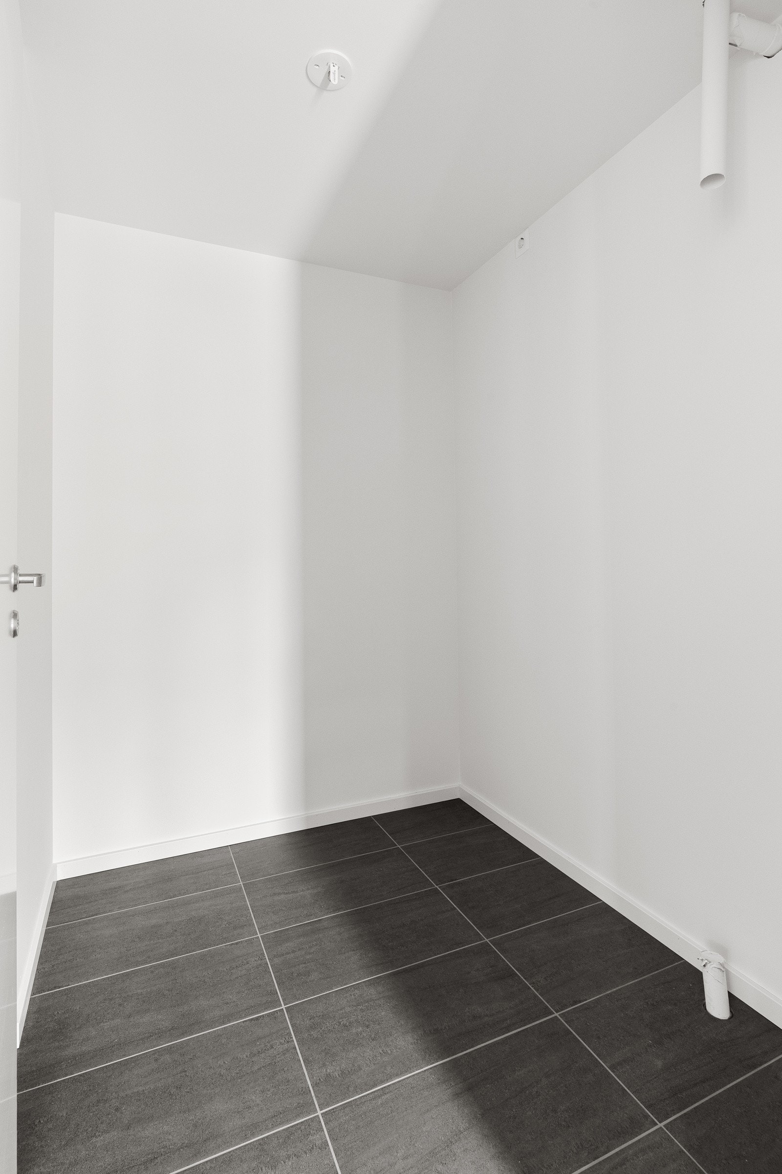 Herfra er det direkte adkomst til en innvendig bod hvor sko, yttertøy og utstyr kan ryddes pent vekk Galleribilde