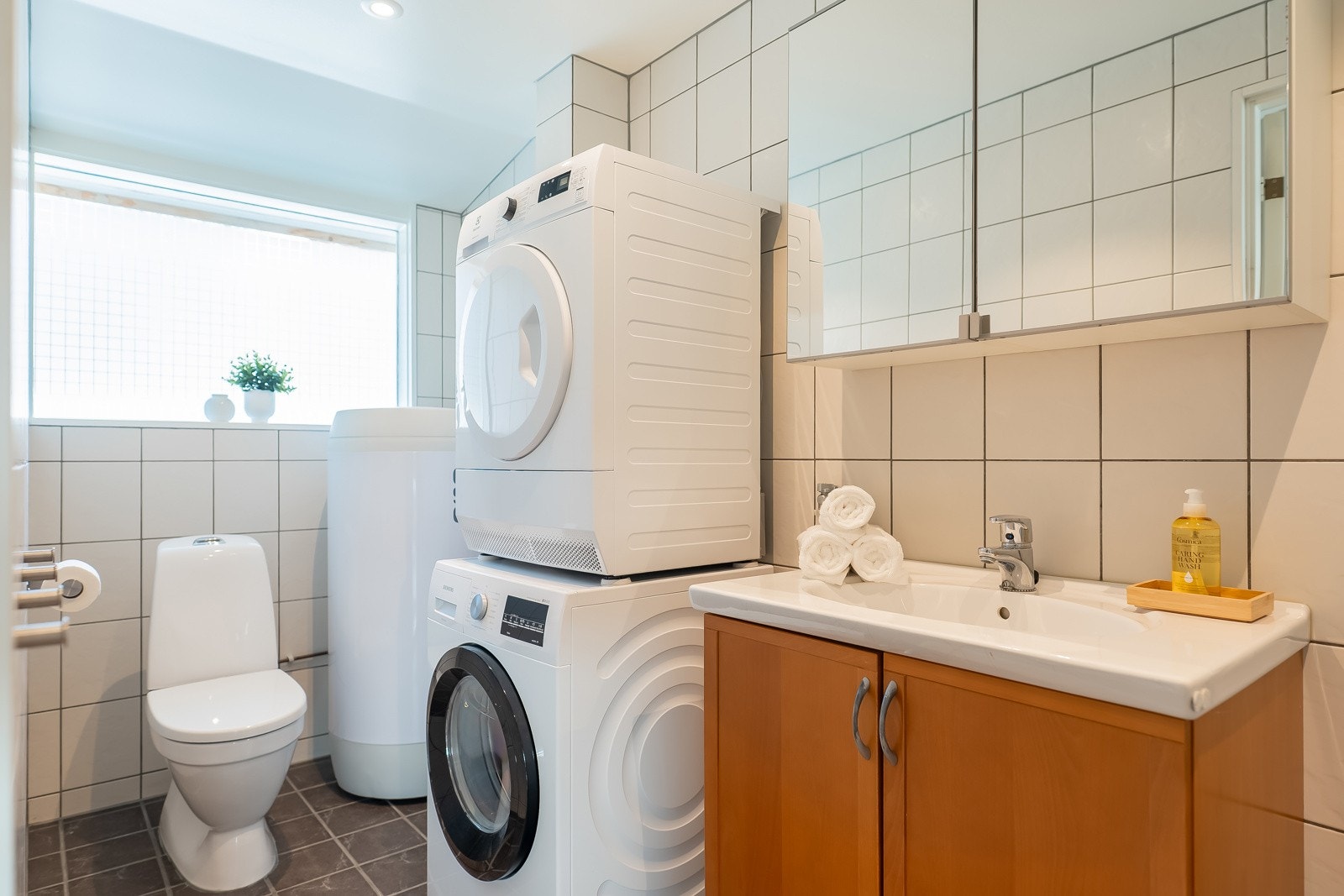 Pent, flislagt bad av god størrelse. Her har man behagelig oppvarming i gulv og opplegg til både vaskemaskin og tørketrommel. Galleribilde