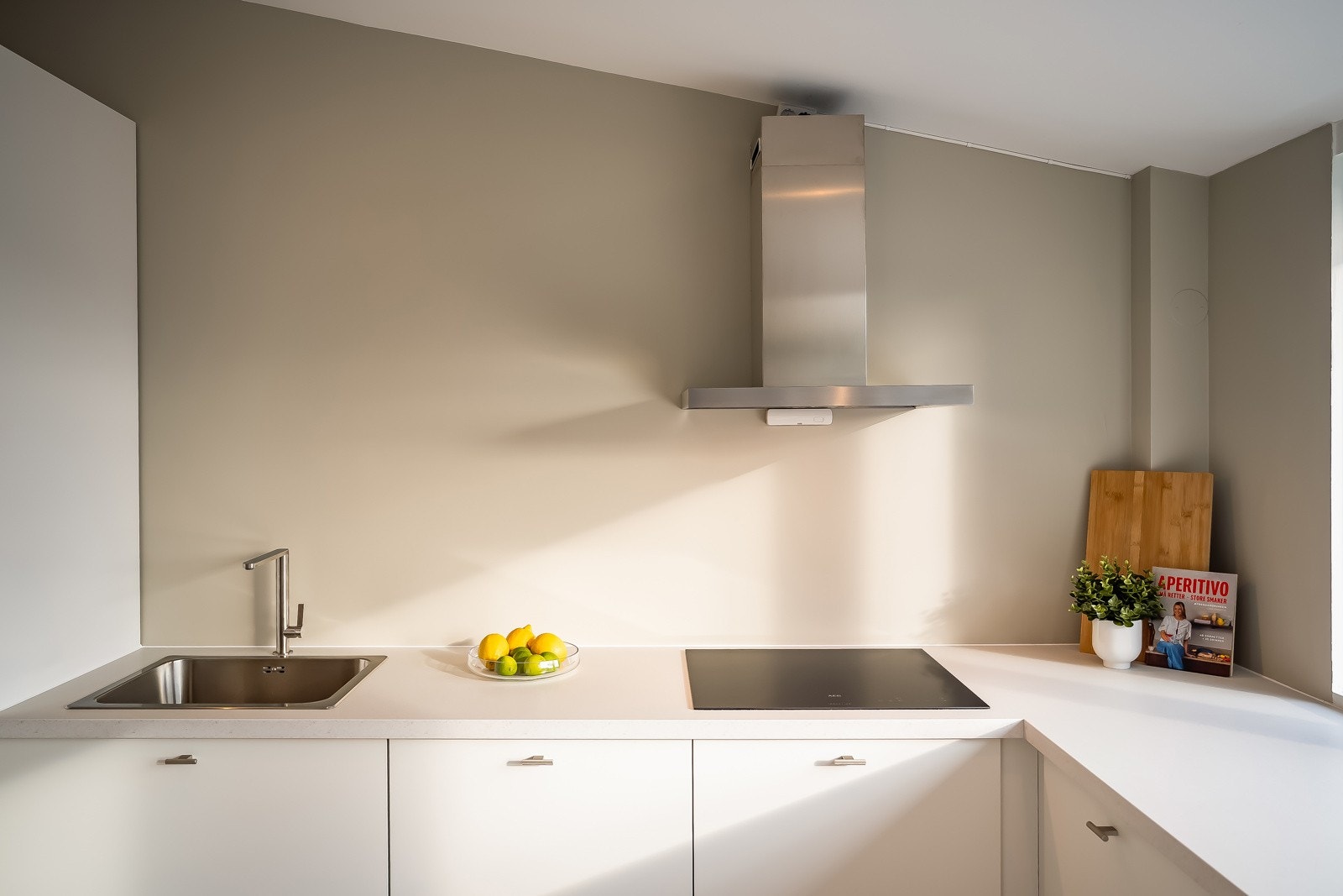 Spesialtilpasset og utvidet innredning gir rikelig med både skap- og benkeplass. Integrerte hvitevarer medfølger handelen, samt aquastop og komfyrvakt for økt sikkerhet. Galleribilde