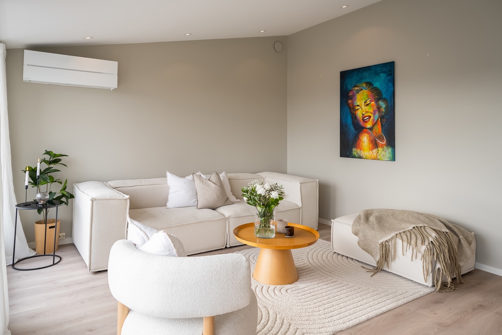 Stuen får både varme og avkjøling fra varmepumpen (Service 2025). Det er også muligheter for å installere vedovn i leiligheten. Galleribilde