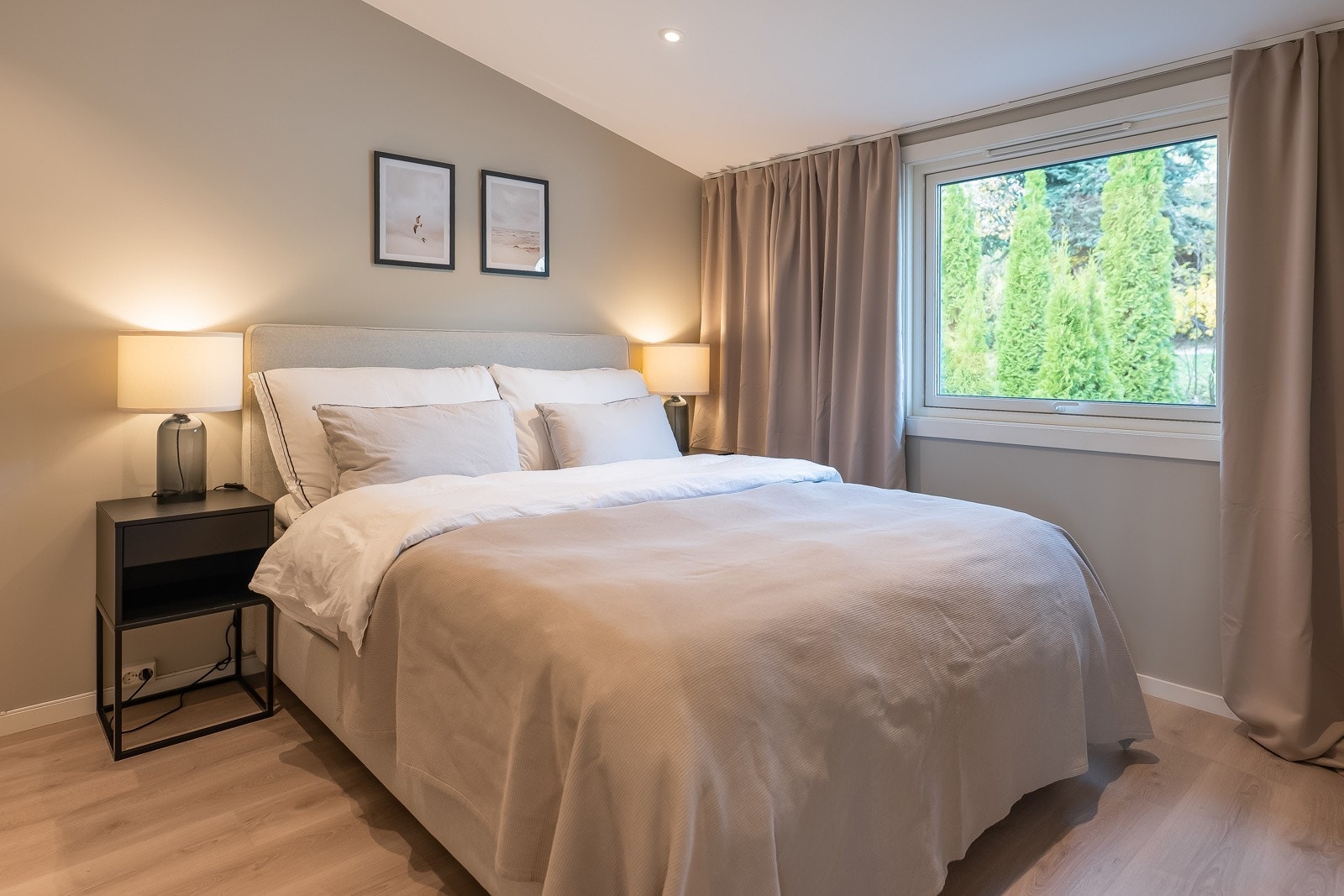 Romslig hovedsoverom på 11,5 kvm. Malt opp i duse og tidsriktige farger. Galleribilde