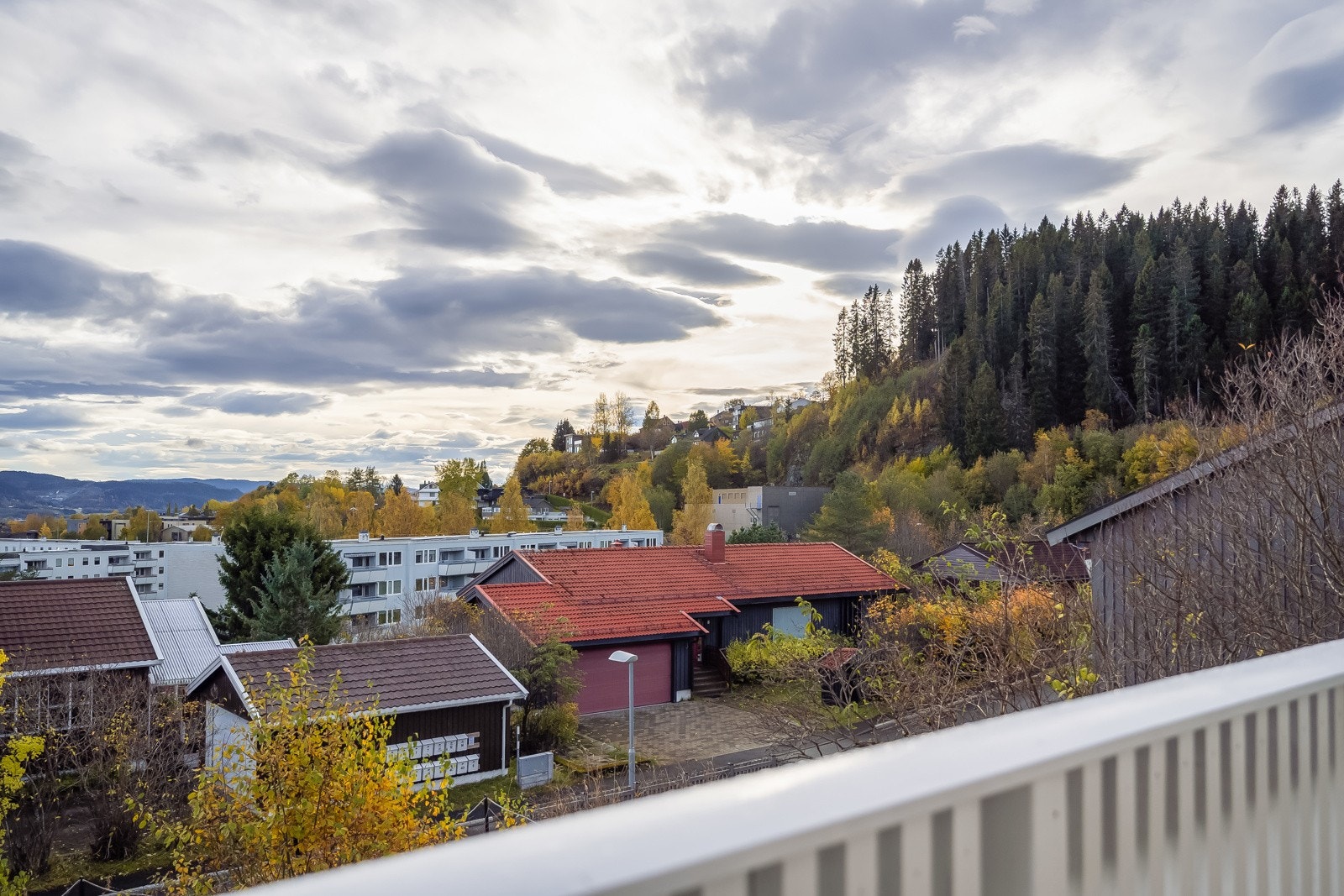 I tillegg til flott utsikt har man lang solgang fra tidlig morgen og til ca. kl. 16 på ettermiddagen. Galleribilde