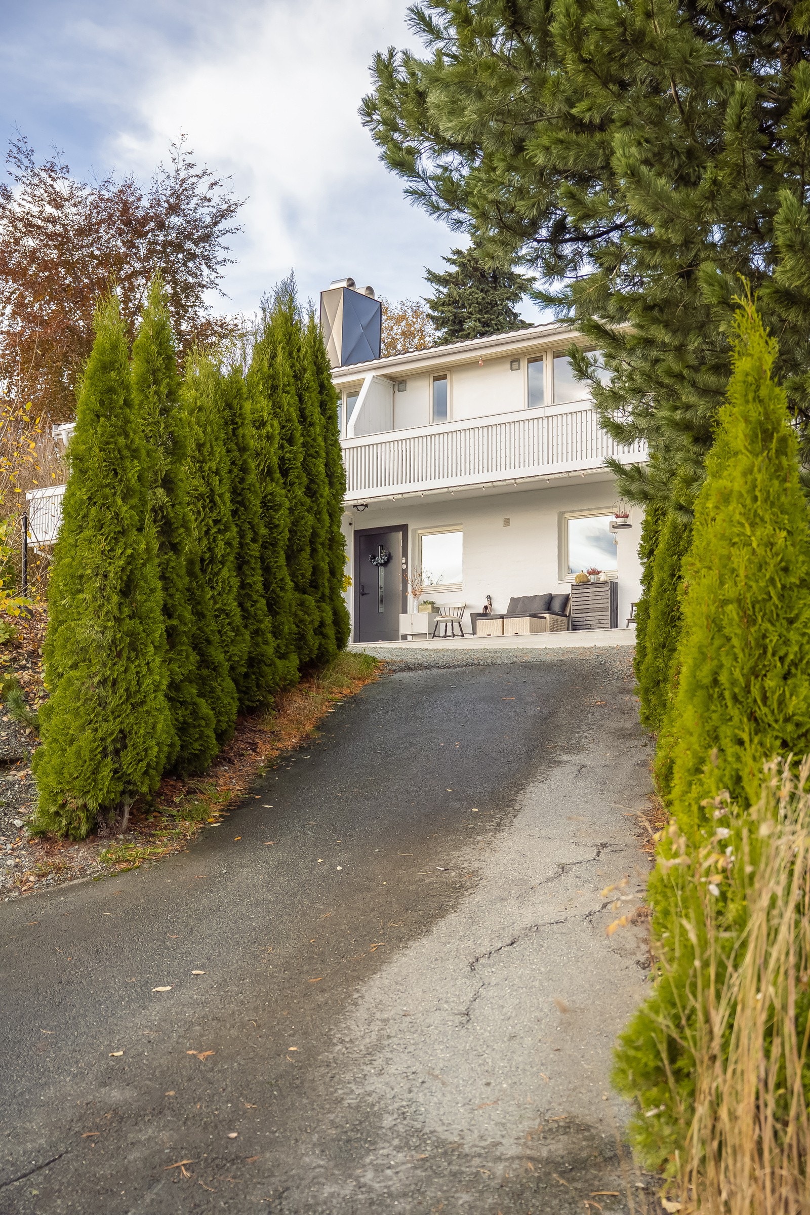 Nærhet til en rekke butikker, servicefasiliteter m.m. Både Kiwi Havstad og Bunnpris Havstad ligger ca. 8 minutters gange fra leiligheten. Galleribilde