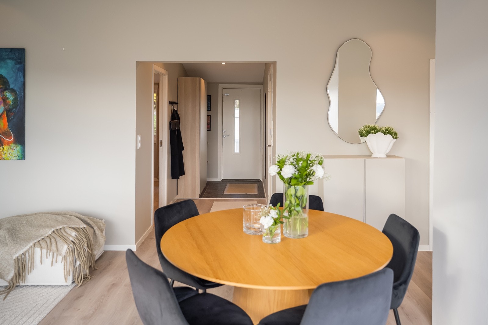 Fra gangen og inngangspartiet har man tilgang på boligens hovedsoverom og bad. Galleribilde