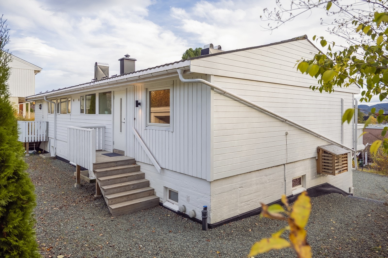 Boligen har egen inngang på baksiden av huset. Kort vei til skoler, barnehager og idrettsanlegg. Nyborg skole ligger ca. 3 minutters gange unna leiligheten. Galleribilde