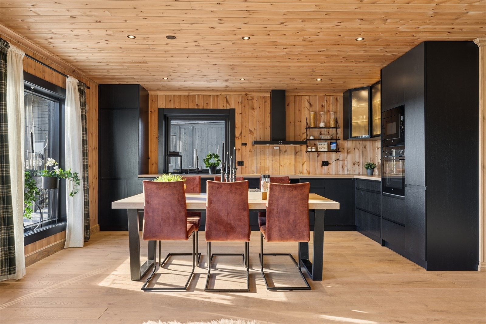 Kjøkkenet byr på mange muligheter - enten du elsker å lage mat til hverdags eller inviterer til hyggelige sammenkomster. Den solide benkeplaten i eik gir rikelig arbeidsflate til både matlaging, baking og servering. Galleribilde