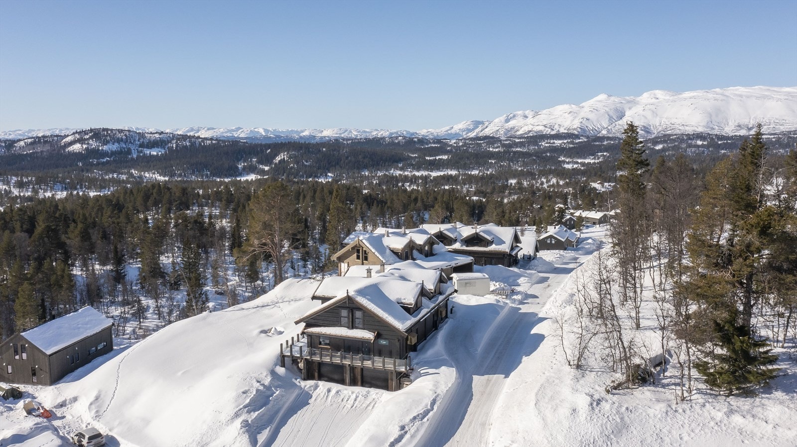 Stilfull loungestil med gjennomtenkte detaljer som gir en eksklusiv, men samtidig varm alpinhytte-følelse. Galleribilde