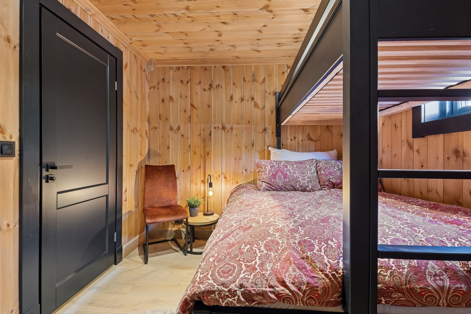 Hyttas planløsning byr på ett soverom i 1. etasje og tre soverom i 2. etasje - perfekt for både små og store familier. Galleribilde