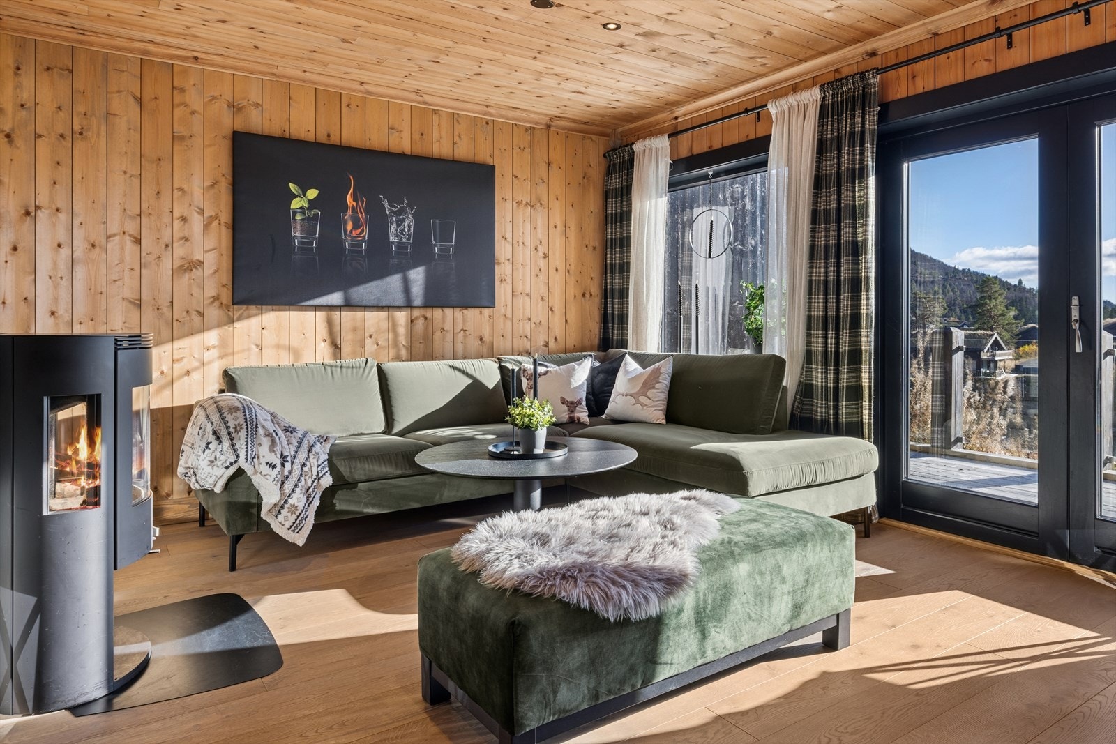 Stuen er romslig med gode møbleringsmuligheter. Peisovnen skaper en lun og hyggelig atmosfære. En flott kombinasjon av tradisjonell byggeskikk og moderne design. Galleribilde