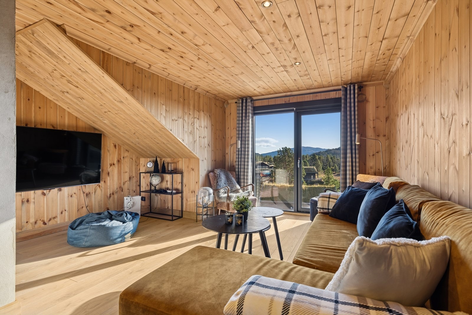 Hyttas øverste etasje er en egen sone - perfekt for tenåringer eller familiens yngste. Her finner du en koselig stue, tre romslige soverom og et eget bad - ideelt for både lek og avslapning. Galleribilde