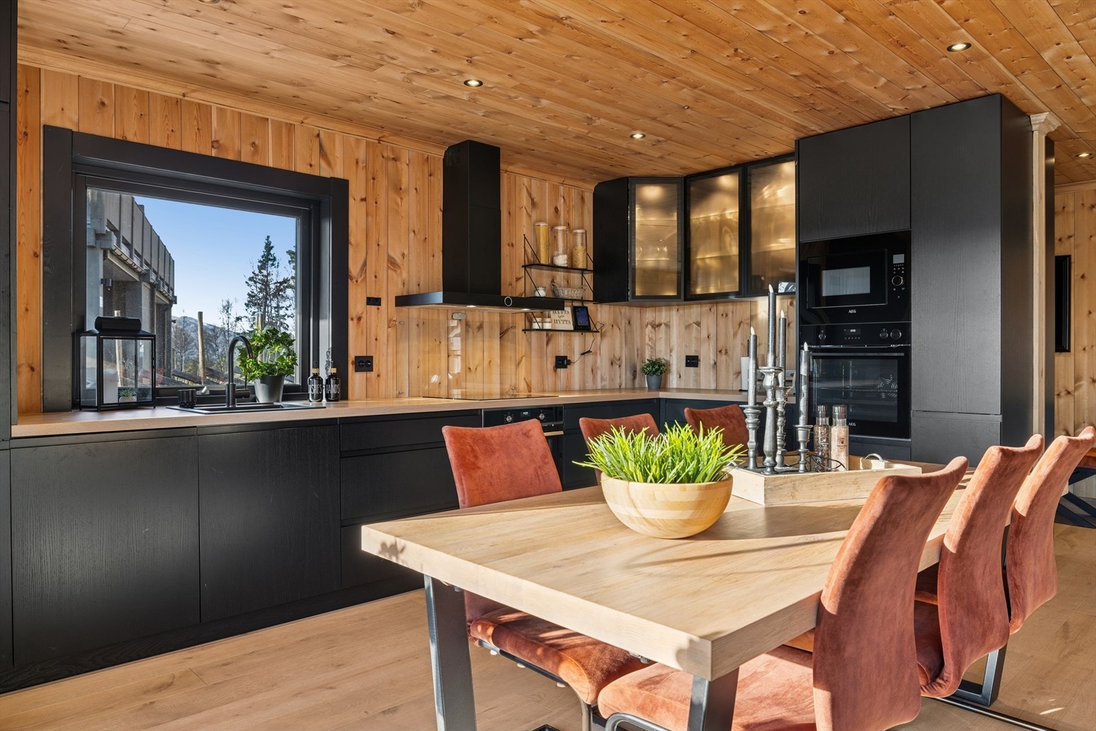 Her får du ett eksklusivt kjøkken som er spesialtilpasset og gir ett moderne inntrykk. Hvitevarer som oppvaskmaskin, 2 stekeovner, mikrobølgeovn, steke topp og kjøleskap er integrert i innredningen. Sprutsone bak steke topp i herdet glass. Galleribilde