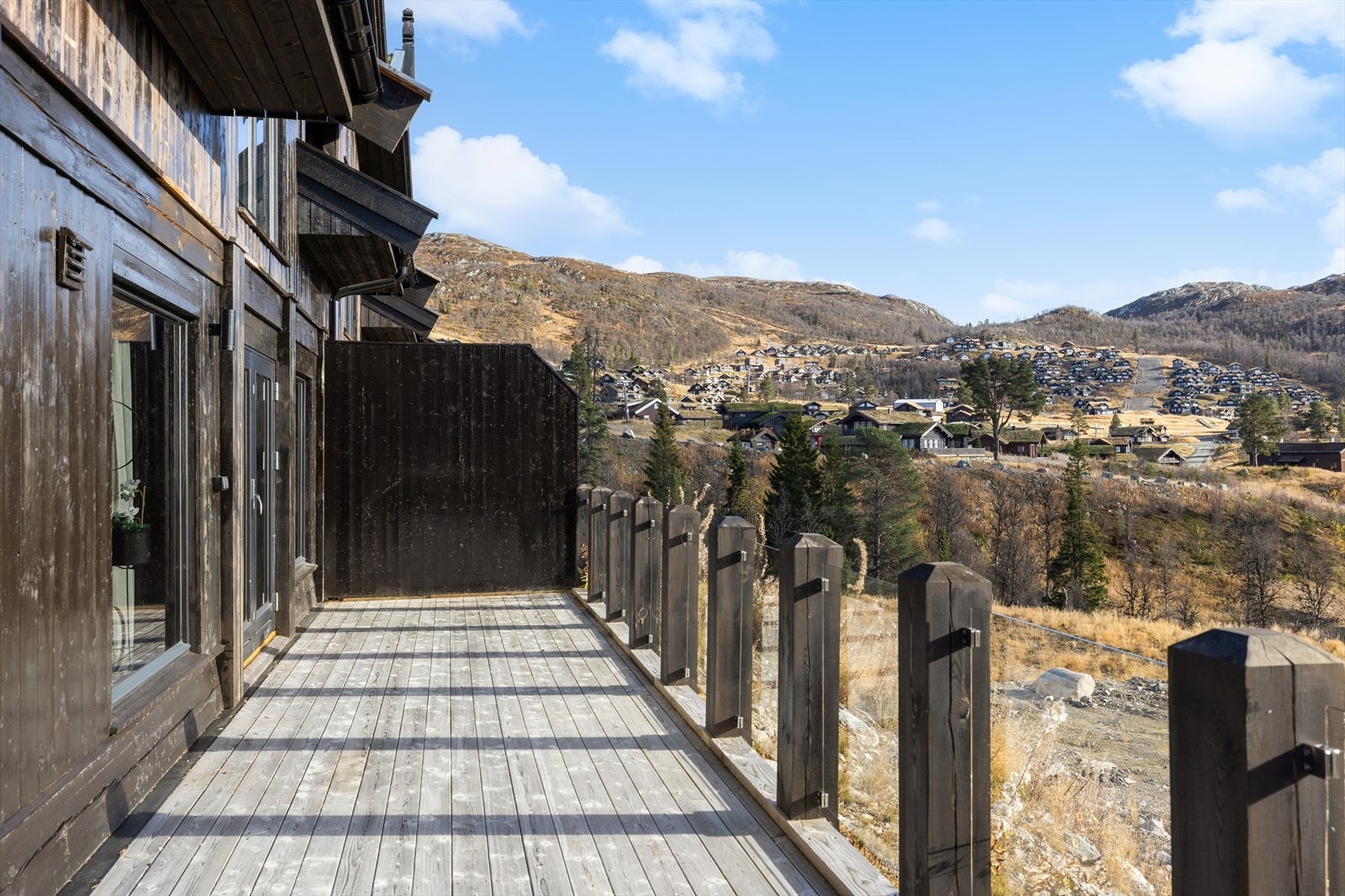 Solrik terrasse på hele 27 kvm med flott utsikt - perfekt for avslapning og sosiale stunder Galleribilde