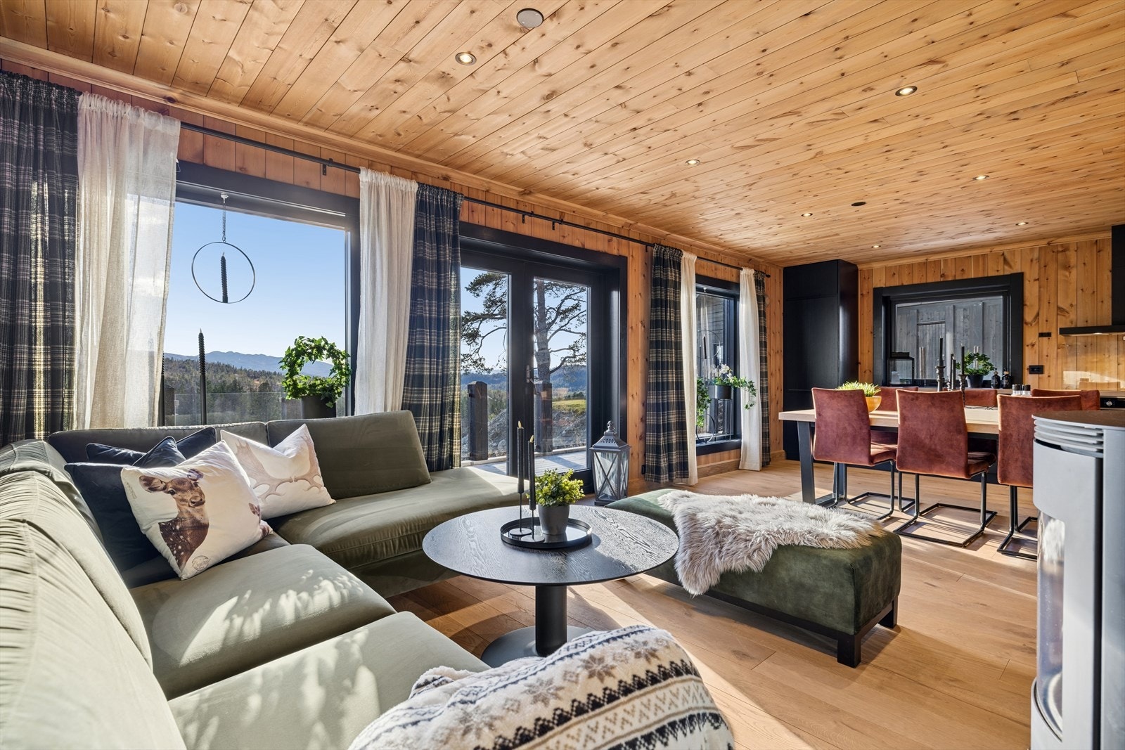 Fra stue og kjøkken er det direkte utgang til en stor terrasse med flotte solforhold og nydelig utsikt - perfekt for både rolige morgenstunder og sosiale sammenkomster. Galleribilde