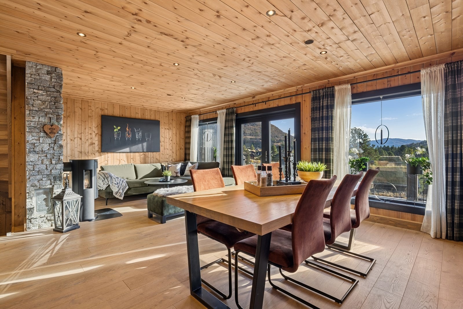 Velkommen inn i en lys og innbydende stue med 1-stavs eikeparkett som gir rommet et eksklusivt og varmt preg Galleribilde