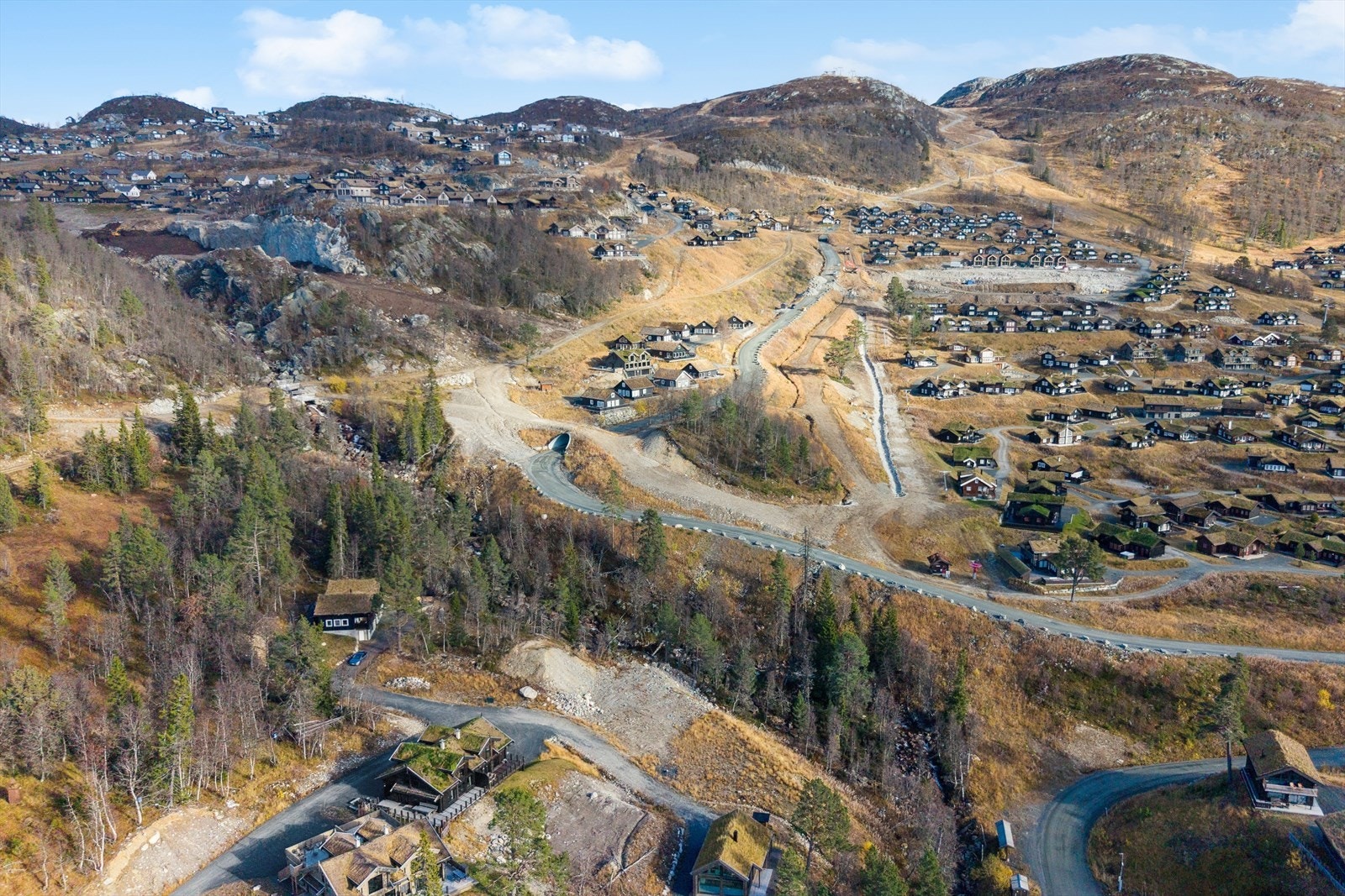 Moderne og lekker fritidsbolig i et eldorado av alpinbakker og turmuligheter, med en fantastisk utsikt mot Raulandsfjell og Hardangervidda.
For deg som søker pudder og skikjøring med ulik utfordring ligger mulighetene åpne. Galleribilde