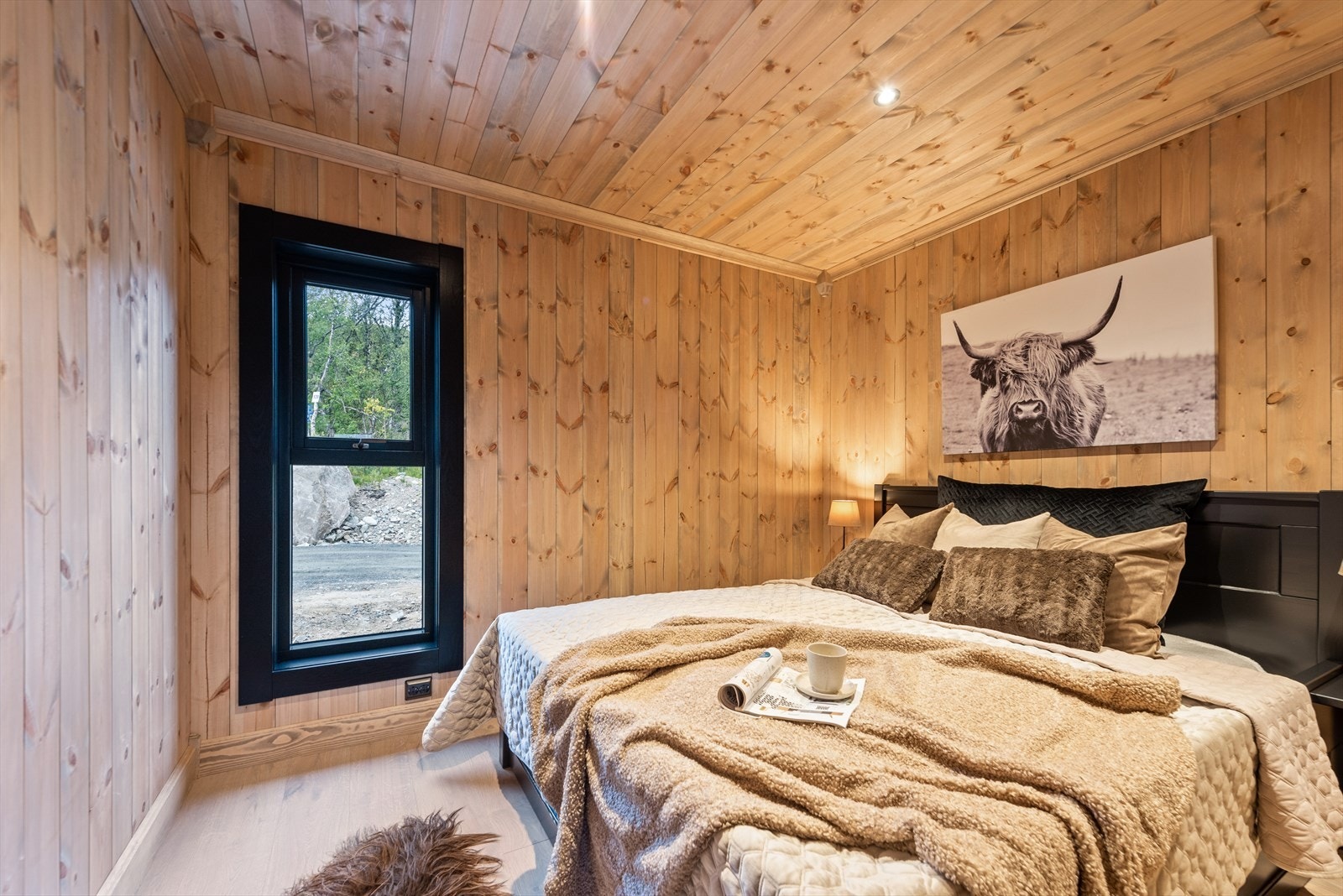 Hytta har fire innbydende soverom, alle med beiset panel på vegger og himling, samt 1-stavs eikeparkett på gulvene. Galleribilde