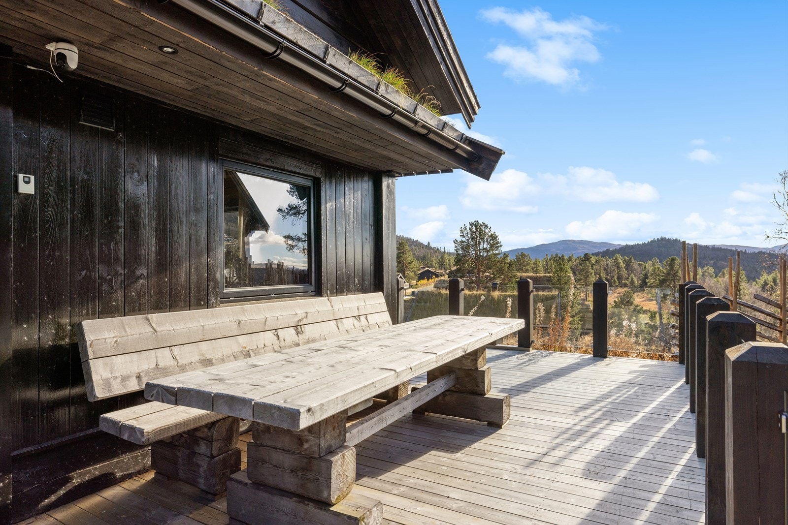 God plass til sittegruppe på terrassen - perfekt for solrike dager og hyggelige måltider ute. Galleribilde