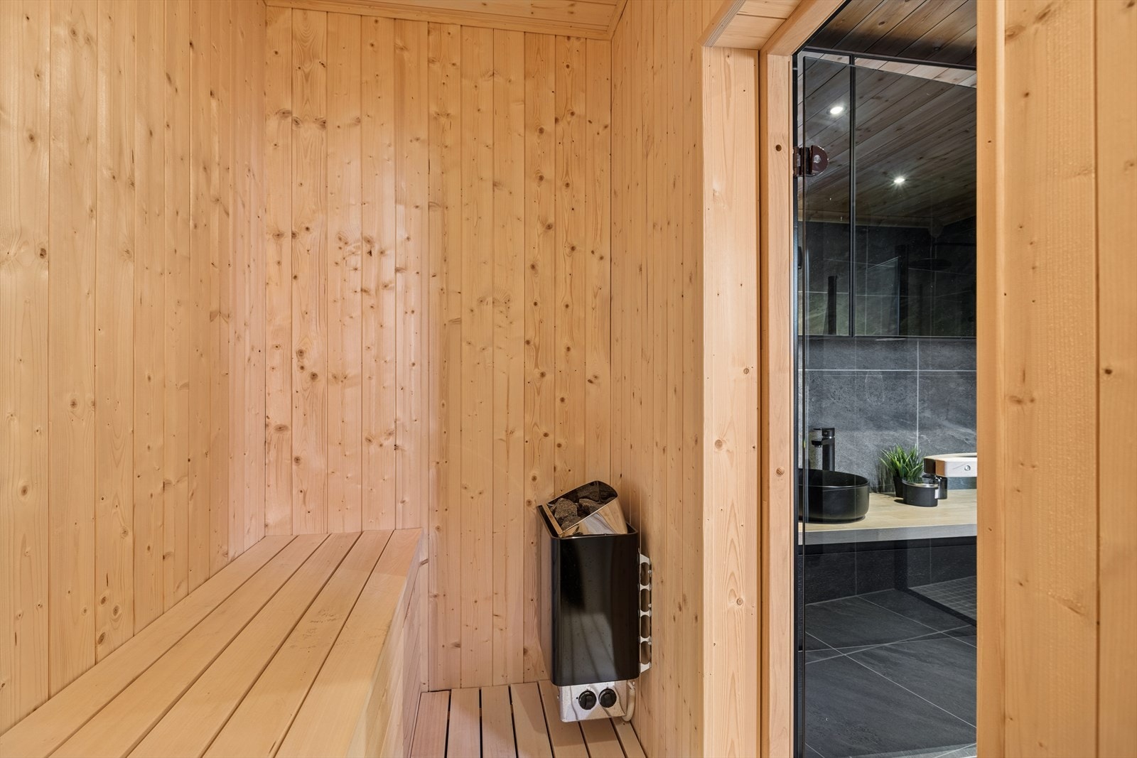 På innsiden av badet finner du en egen badstue - perfekt for avslapning etter en lang dag. Galleribilde