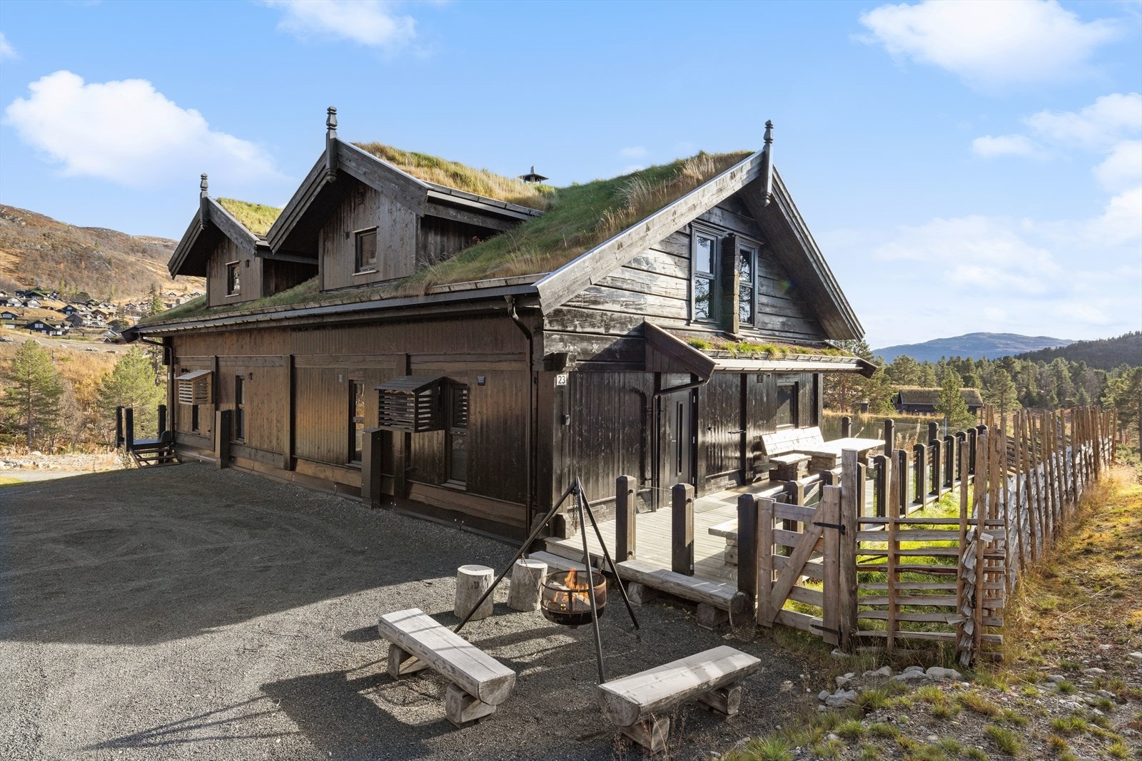 Her får du en fjellhytte med utsikt, sol og eventyrlige opplevelser på Fjellsteggen Galleribilde