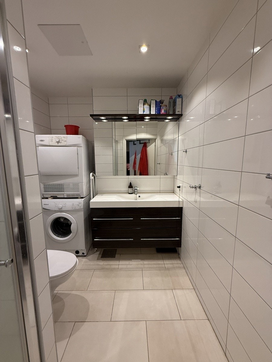 Flislagt romslig bad med varmekabler Galleribilde