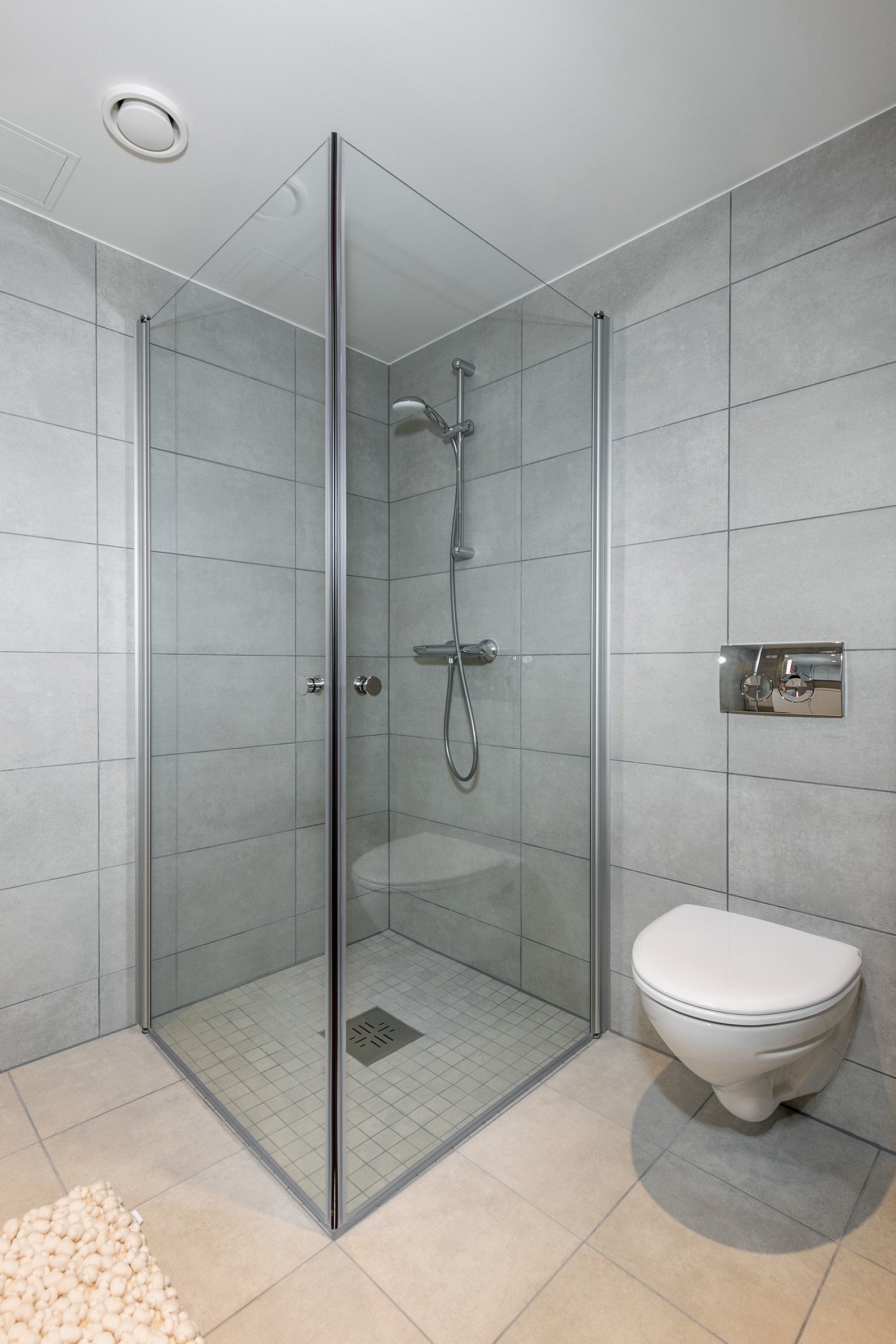 Badet har varmekabler i gulv. Opplegg for vaskemaskin. Bilde fra L707 Galleribilde