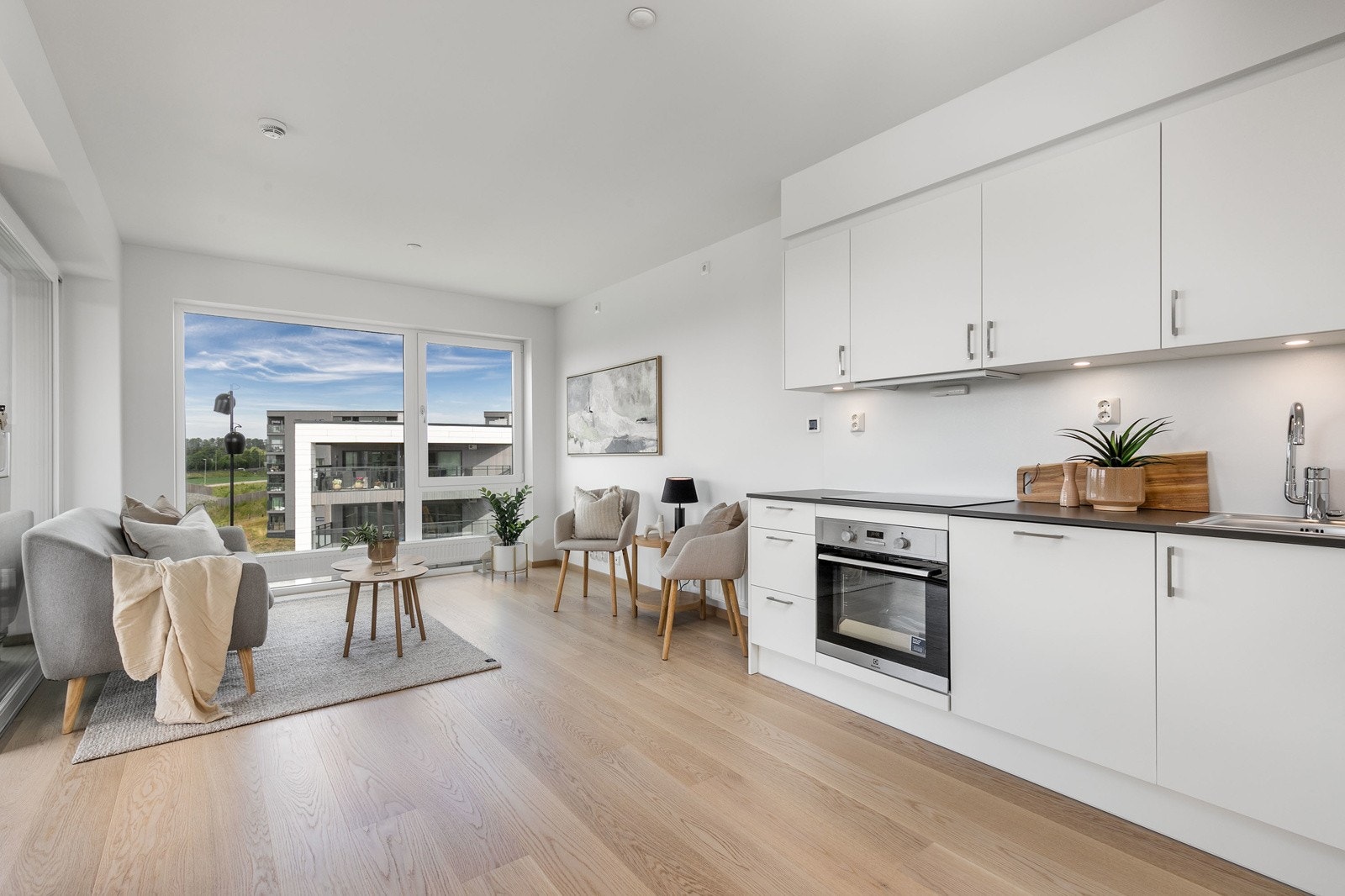 Leiligheten har en gjennomført høy standard, med 1-stavs hvitpigmentert eikeparkett og listfrie vindussmyg. Bilde fra L707 Galleribilde