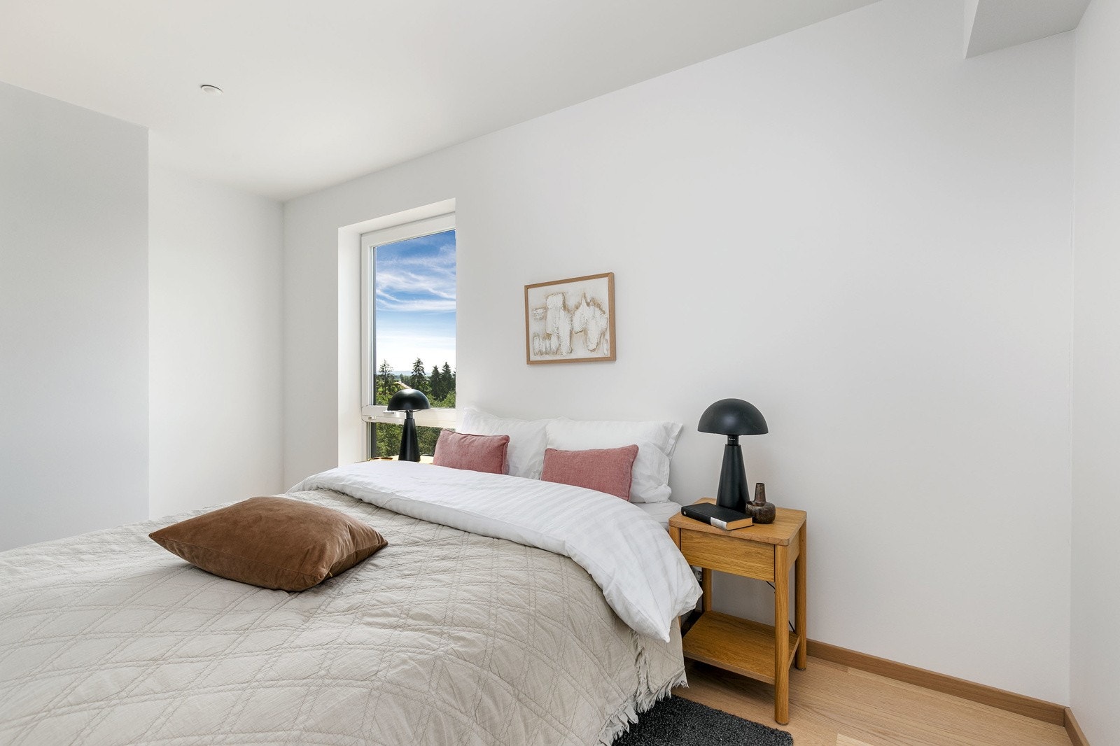 Lyst og innbydende hovedsoverom. Bilde fra L707 Galleribilde