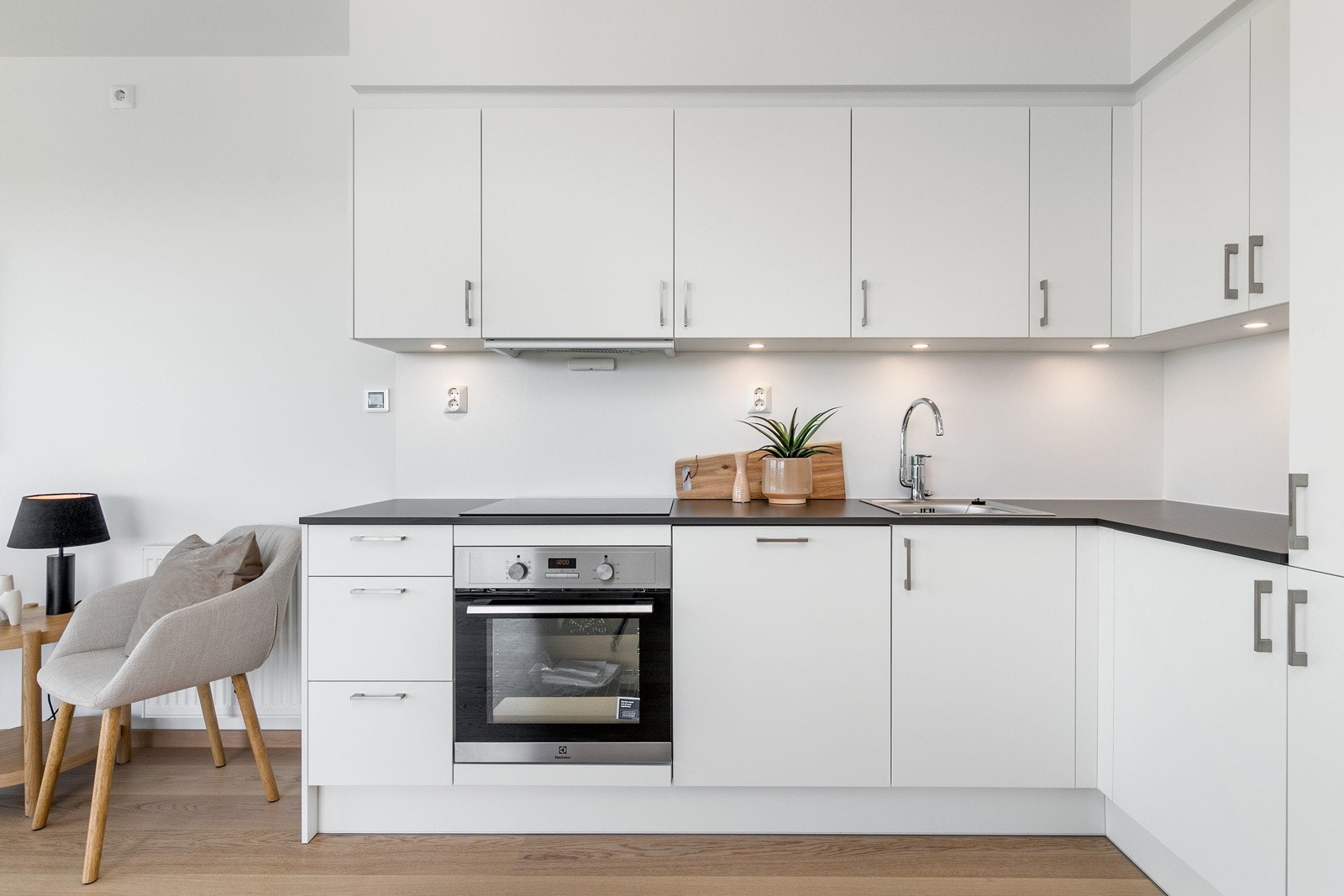 Kjøkkenet er utformet i praktisk vinkelløsning. Her har man rikelig med skap og benkeplass. Bilde fra L707 Galleribilde