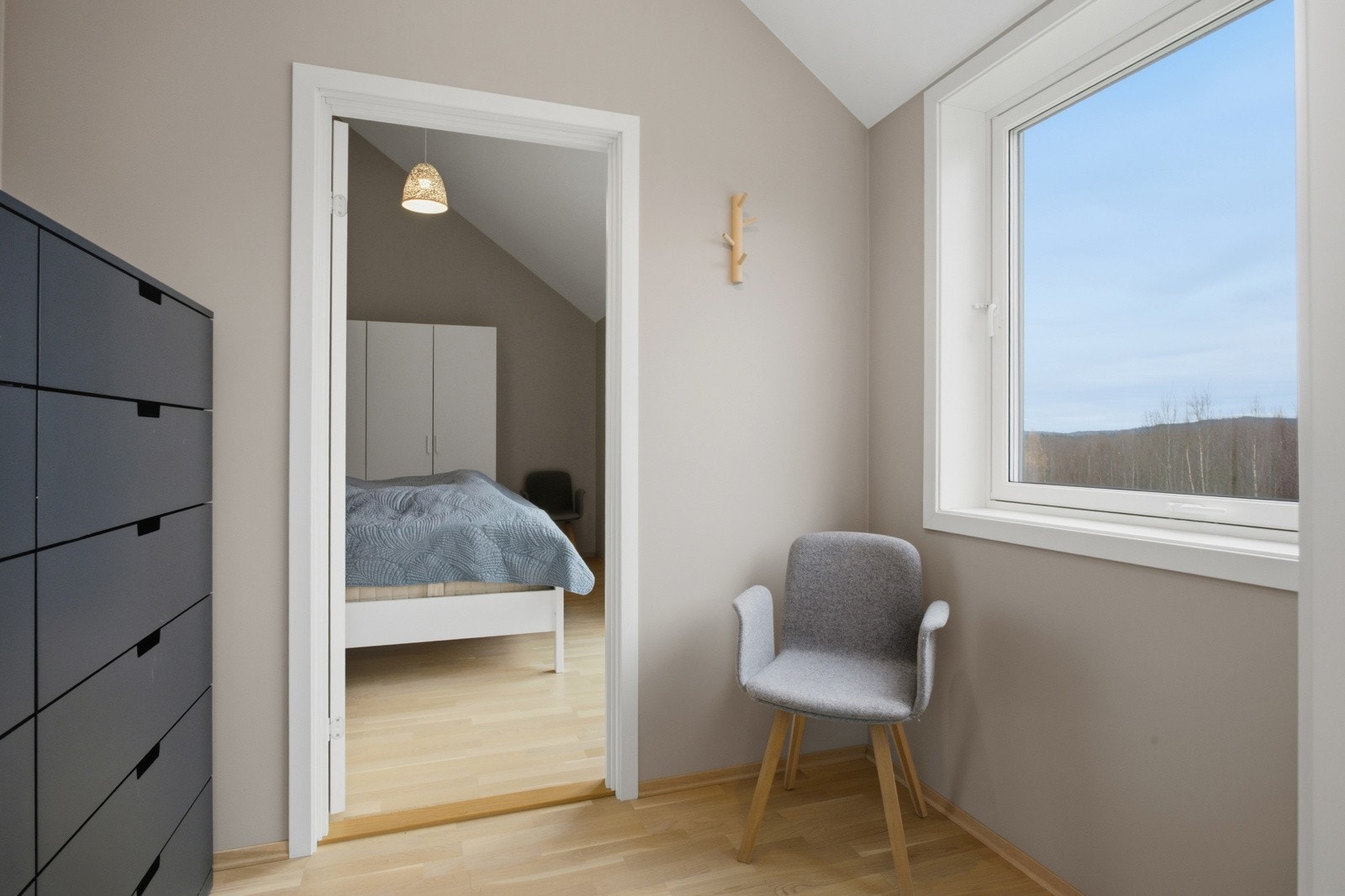 Innenfor hovedsoverommet er det garderobe. Galleribilde