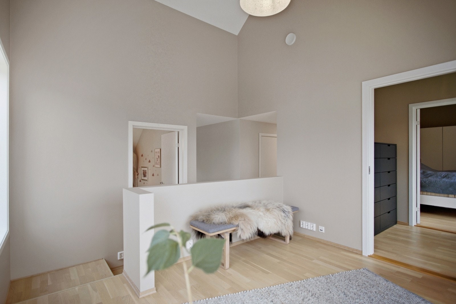 Tv-stuen i 2. etasje er et fint sted for barna, tilbaketrukket fra resten av huset. Galleribilde