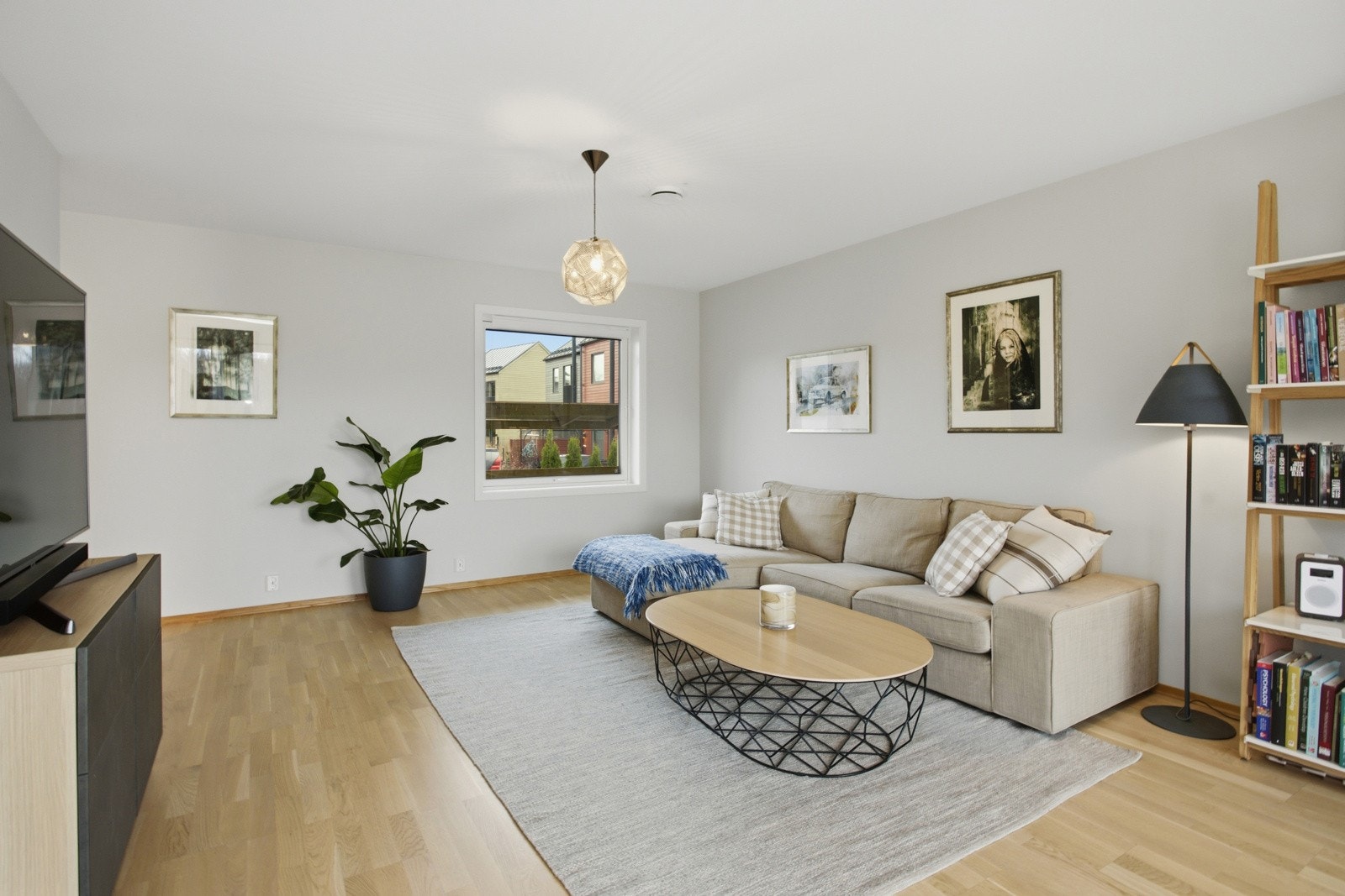 Allrommet har plass til sofagruppe og spisebord. Galleribilde