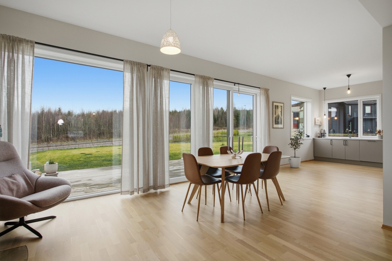 Det er også skyvedør ut til markterrassen og hagen. Galleribilde