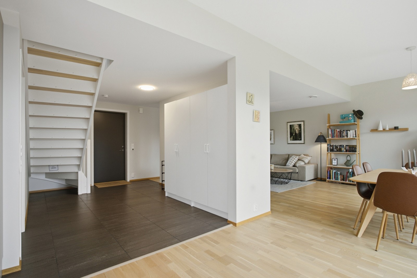 Stor og åpen entré med flislagt gulv og god plass til oppbevaring. Galleribilde