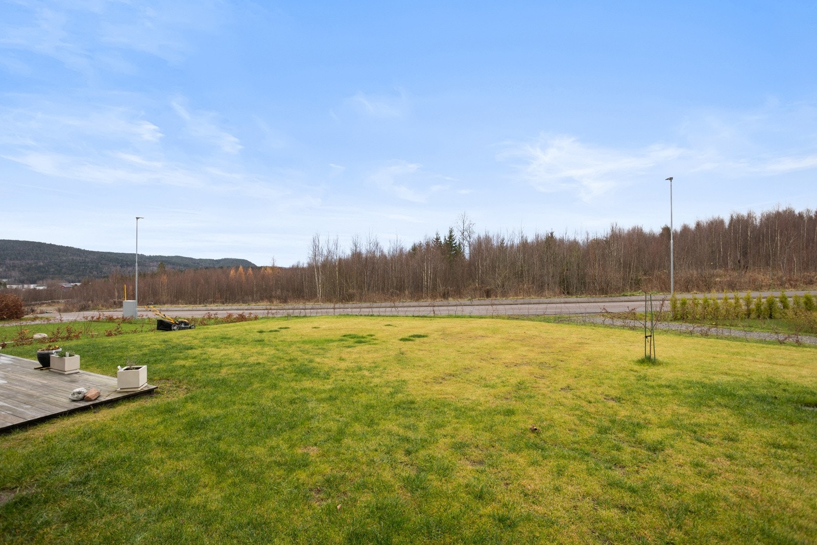 I hagen er det god plass til lekeapparater for barna. Galleribilde