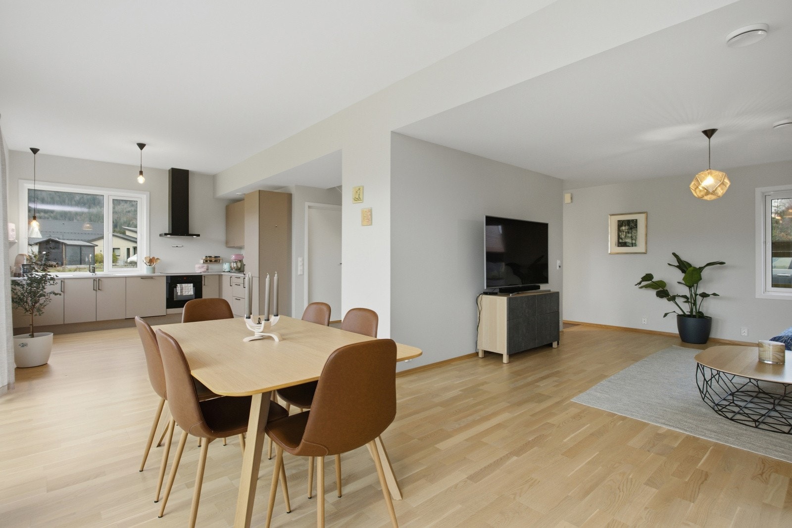 Åpen løsning til kjøkkenet gir en sosial sone med plass til gjester. Galleribilde